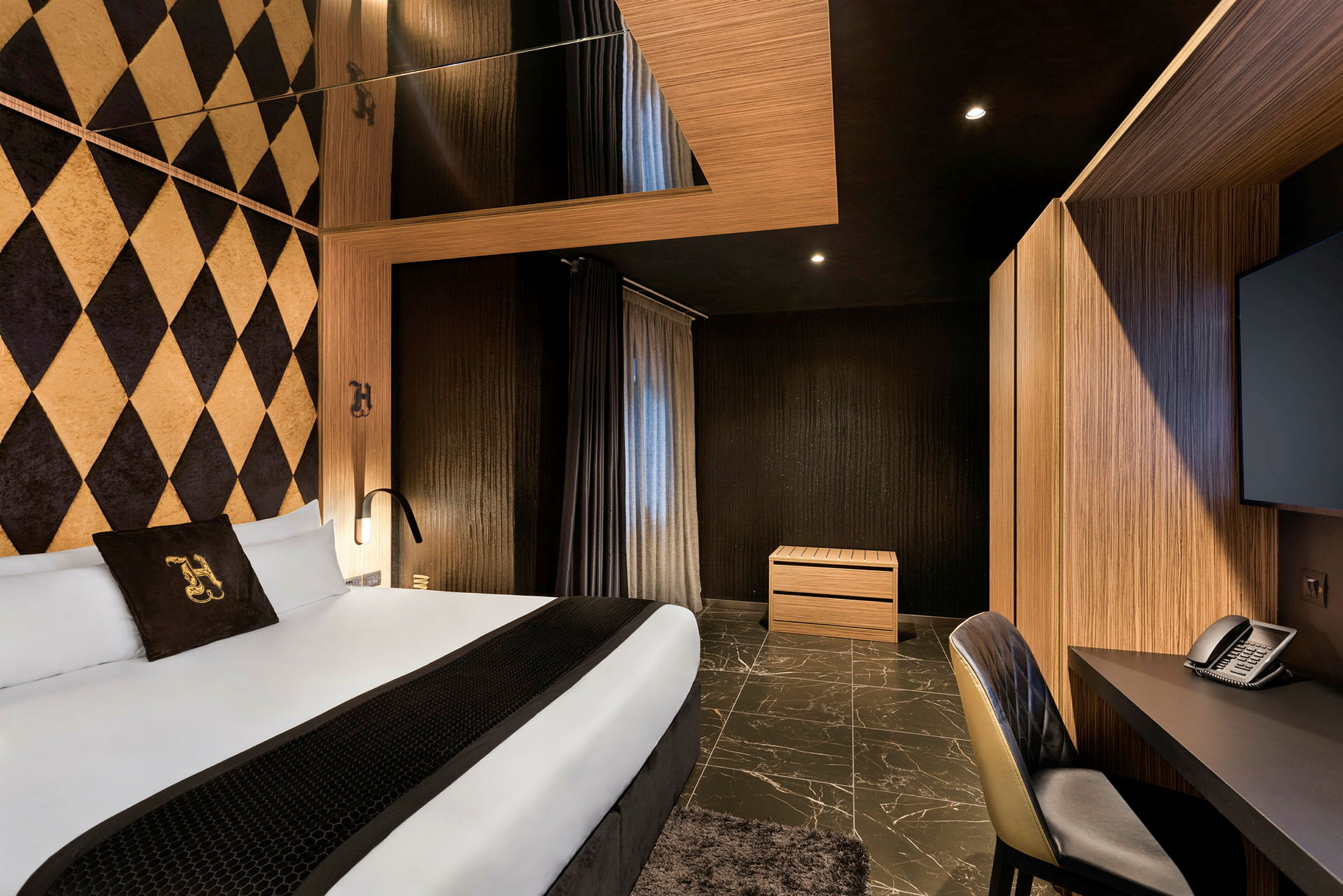 Ett modernt hotellrum med en stor säng, designad vägg och möbler i trä. (AI-genererad text)