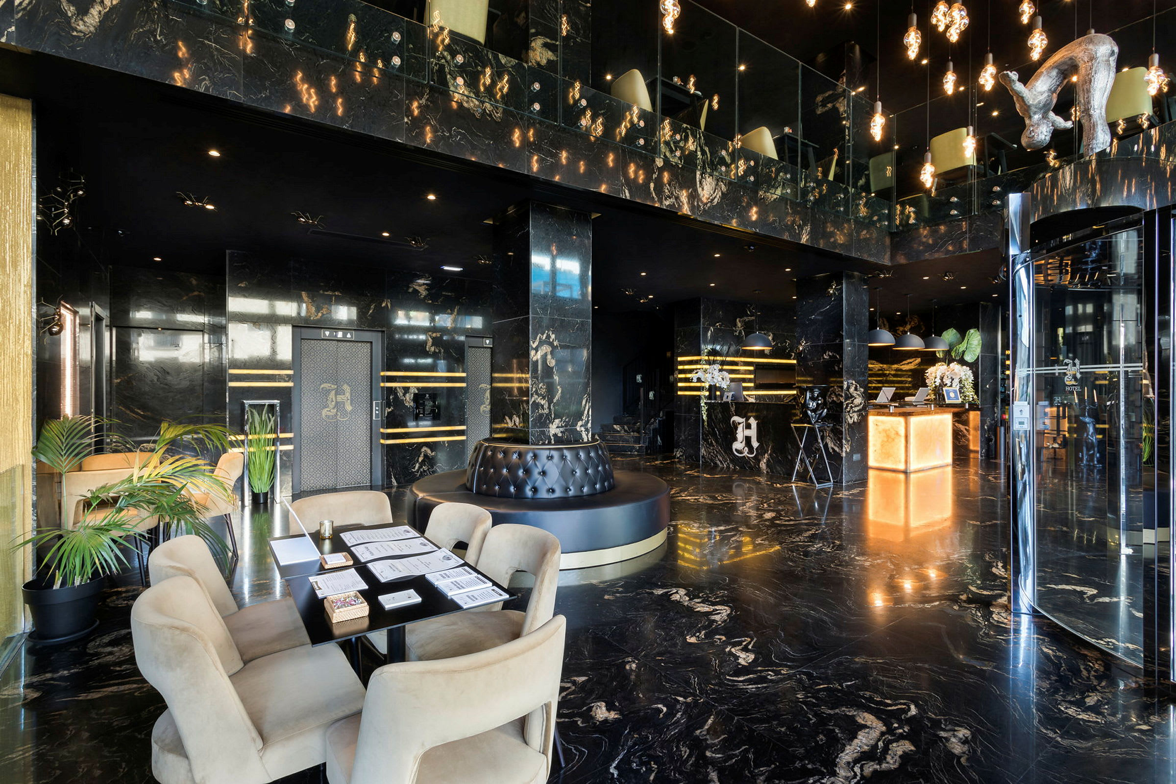 Bild av en hotellfoajé med elegant svart marmorinredning, sittgrupp och reception. (AI-genererad text)