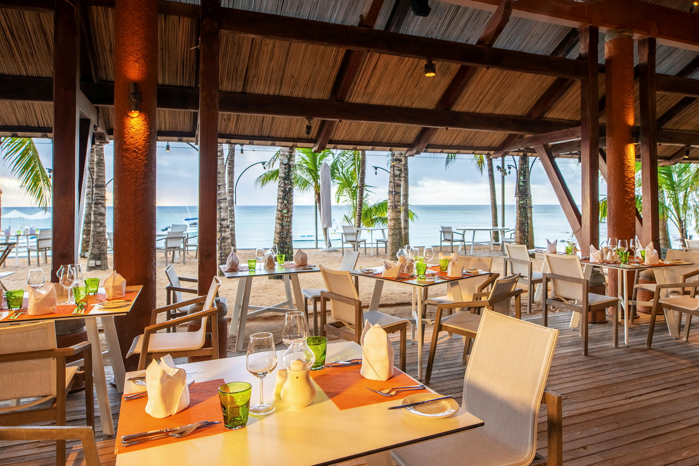 Restaurang med dukade bord vid stranden. (AI-genererad text)