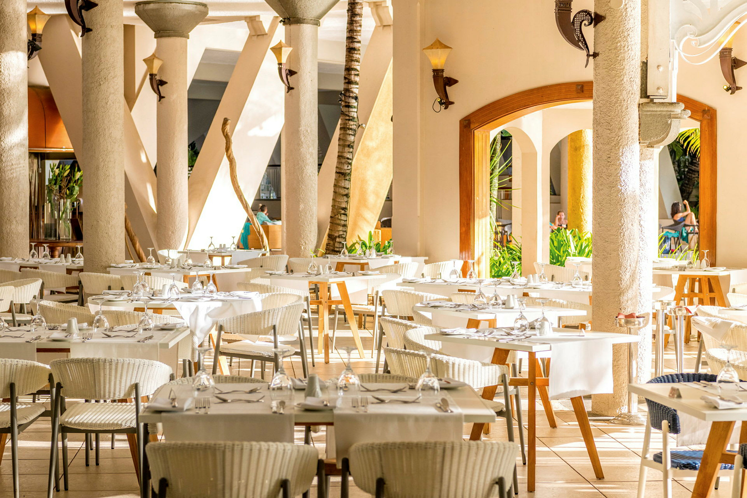 Restaurang med dukade bord och stolar. (AI-genererad text)