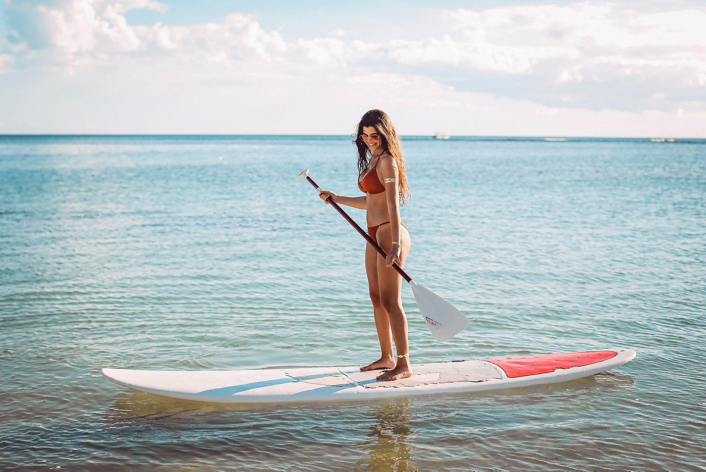 Person står på en paddleboard i vattnet. (AI-genererad text)