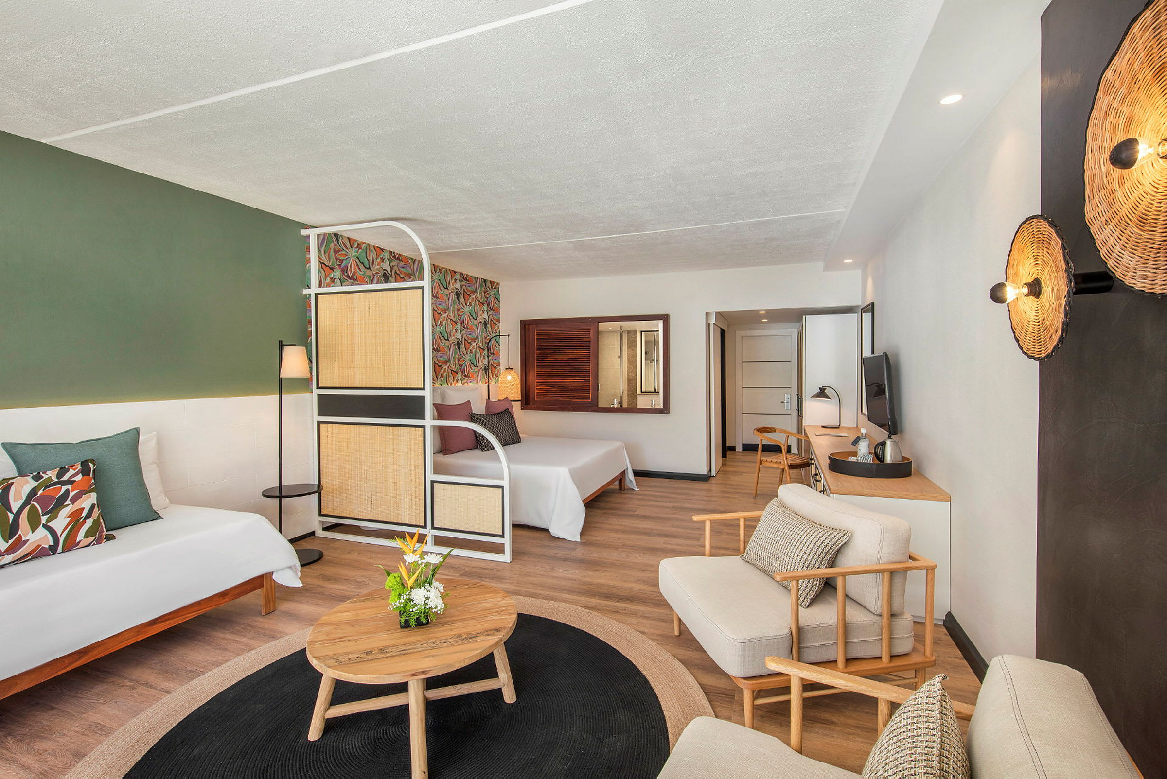 Modernt inrett hotellrum med sittgrupp och sovplats. (AI-genererad text)