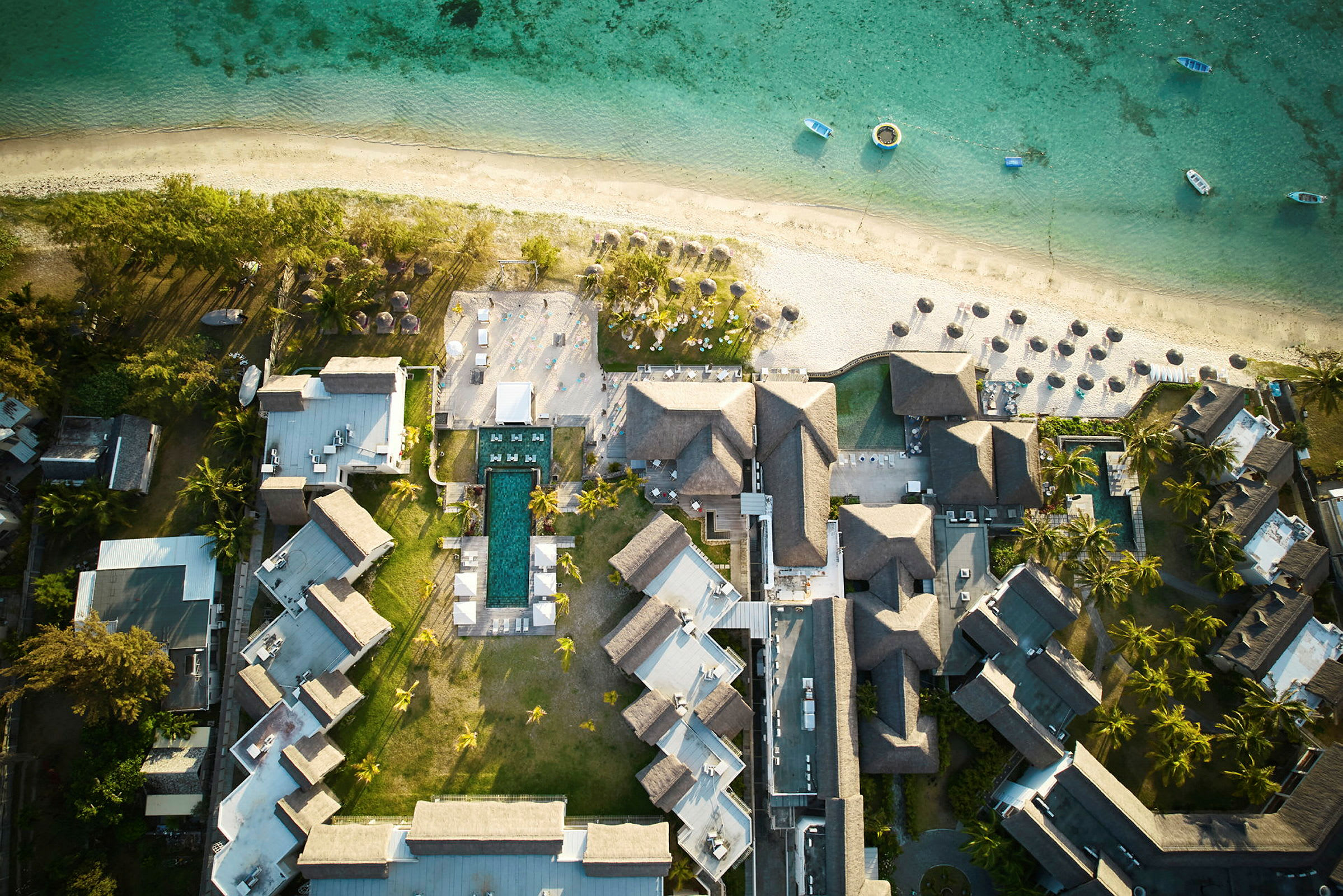 Flygbild av en resort vid strandkanten. (AI-genererad text)