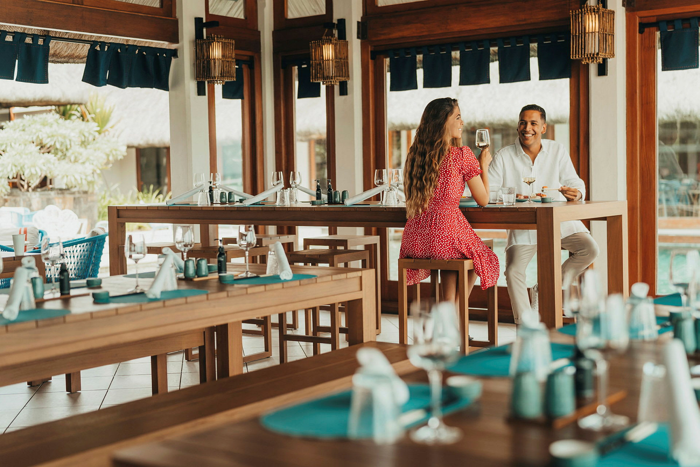 En restaurang med sittgrupper vid ett bord. (AI-genererad text)