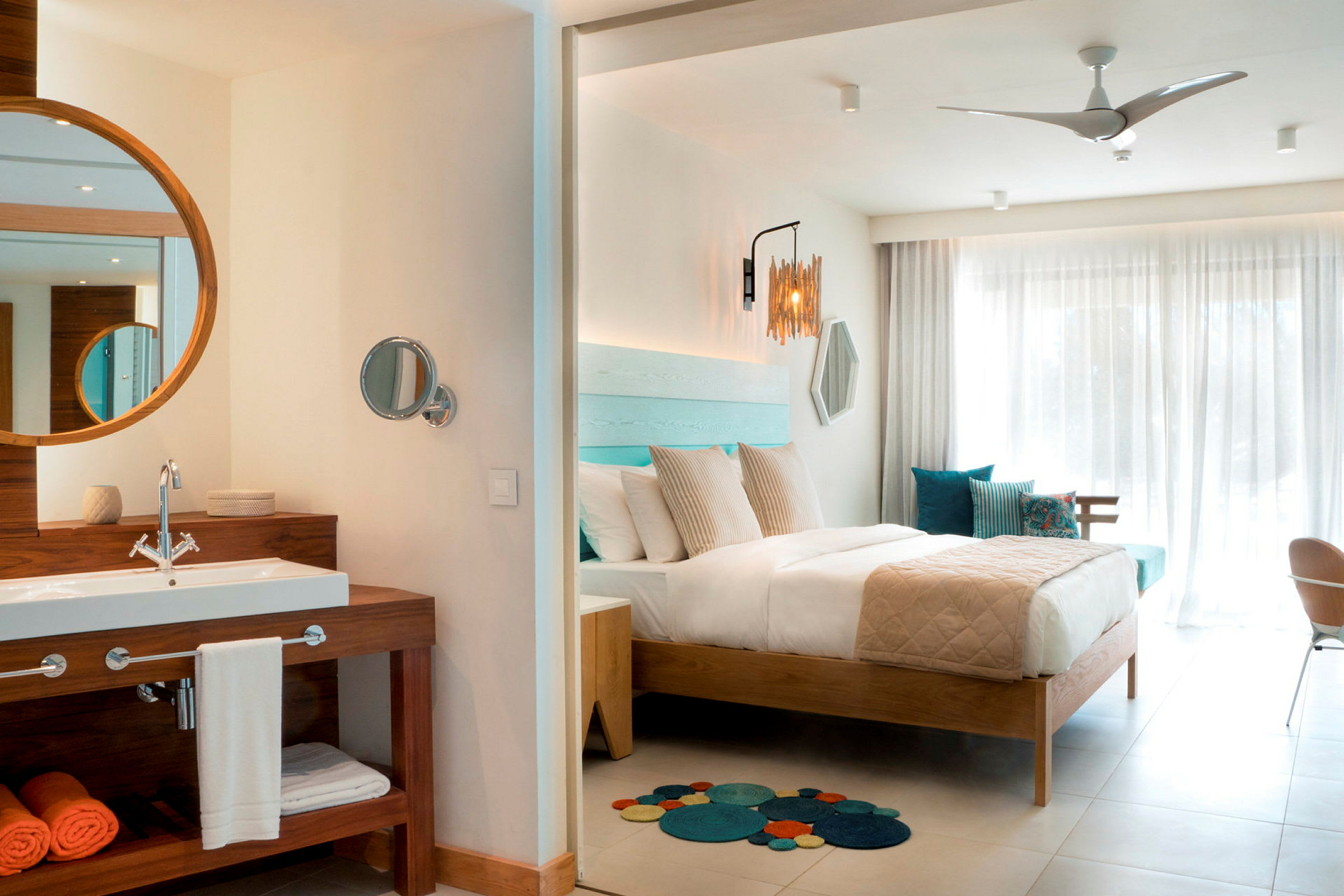 Bild av ett hotellrum med en modern och ljus interiör. Det inkluderar en säng med huvudskena, ett tvättställ och en fåtölj. (AI-genererad text)