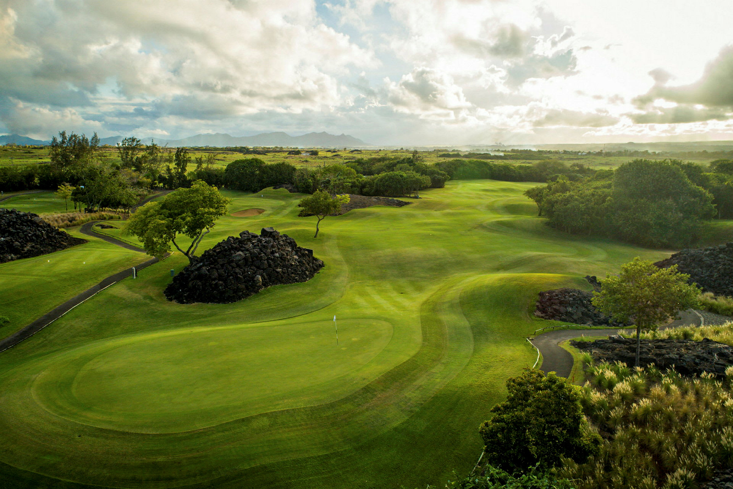 En golfbana med grönskande och öppna landskap. (AI-genererad text)