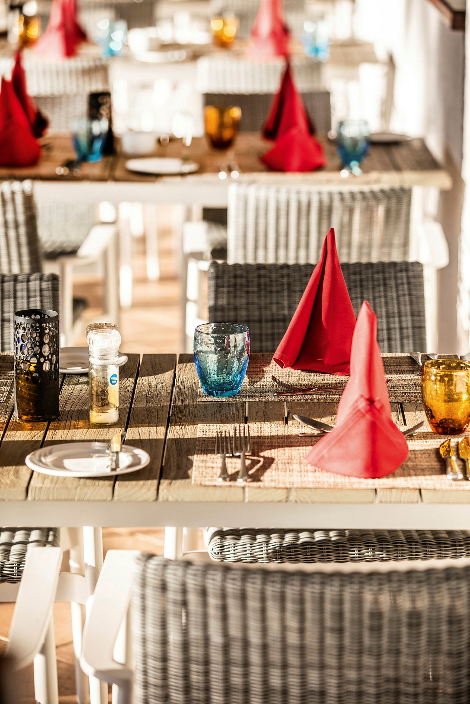 Ett dukat bord med röda servetter och glas. (AI-genererad text)
