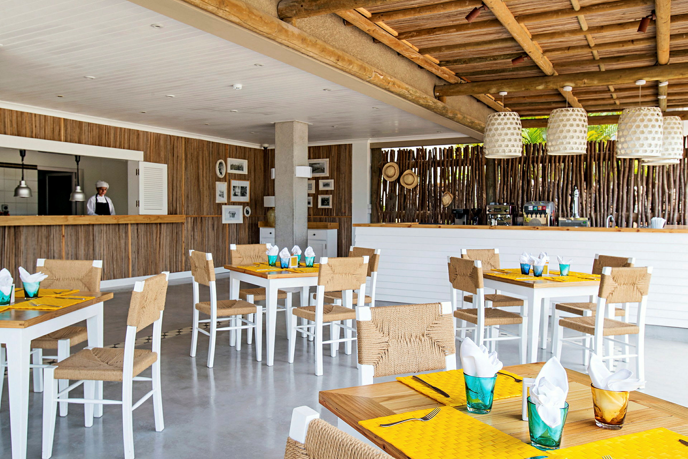 Interiör av restaurang med dukade bord och träinredning. (AI-genererad text)