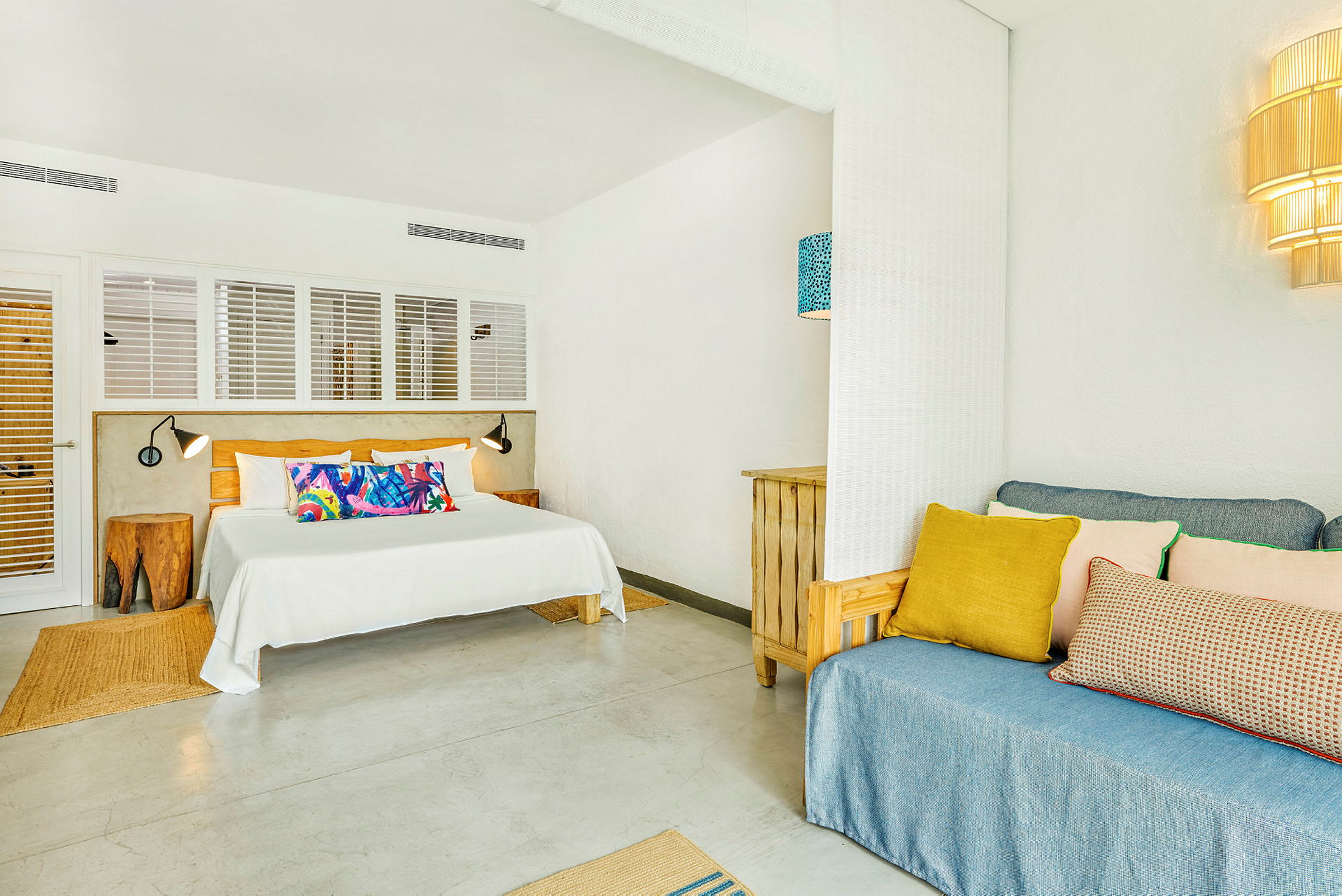 Hotellets rum med en säng och soffa. (AI-genererad text)