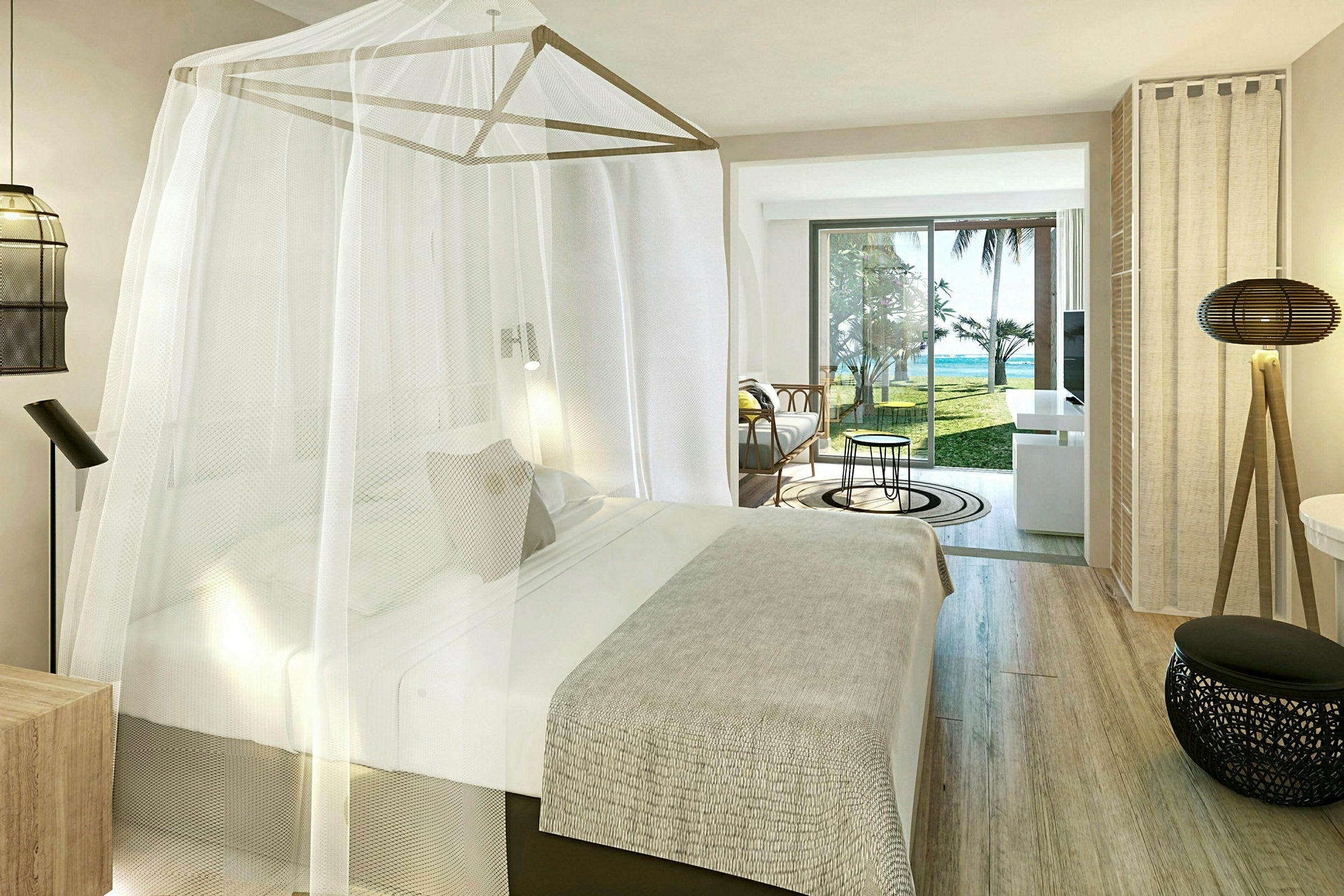 Hotellrum med säng och myggnät, sittgrupp vid fönster med utsikt mot trädgården och havet. (AI-genererad text)