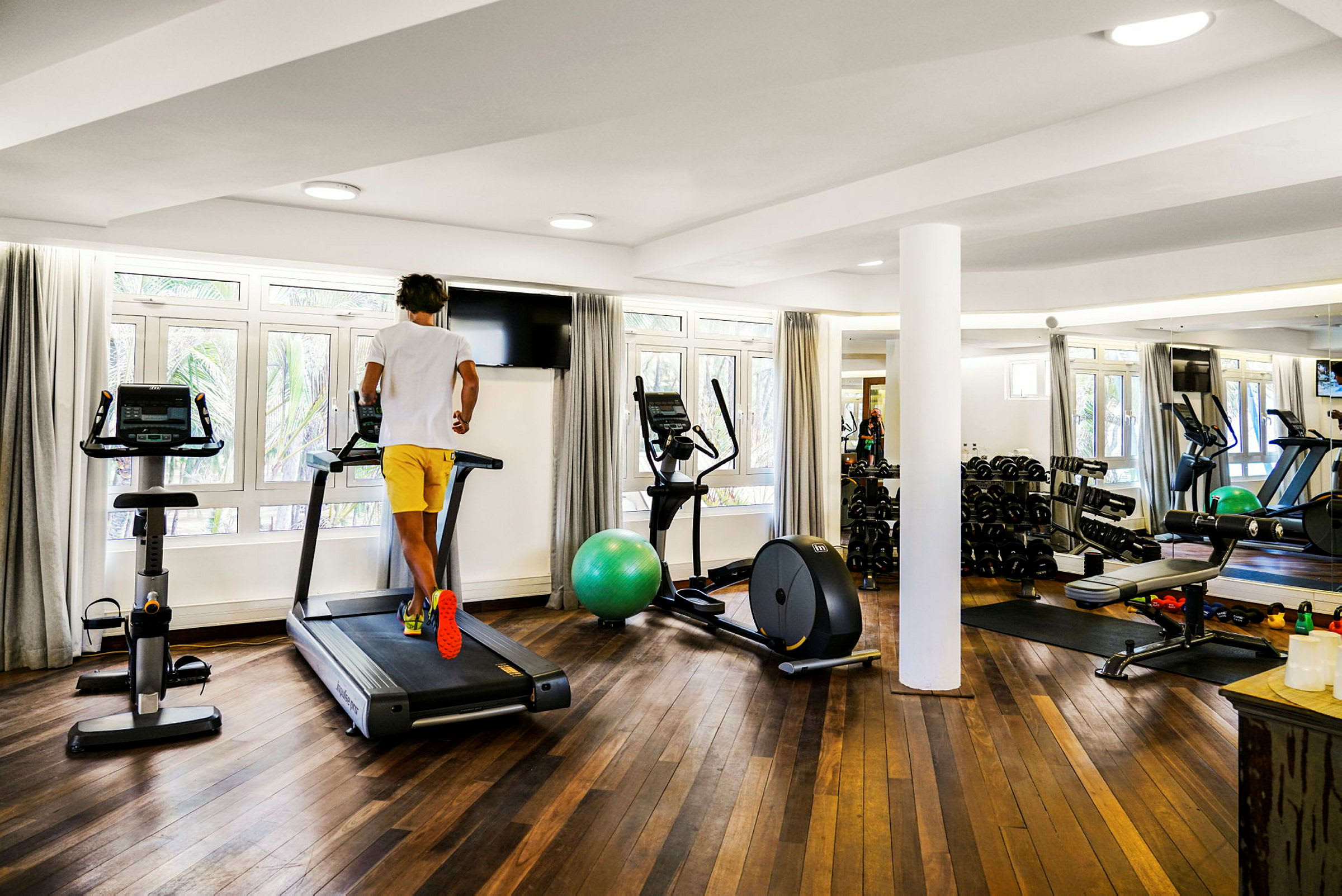 En person springer på ett löpband i ett gym. (AI-genererad text)