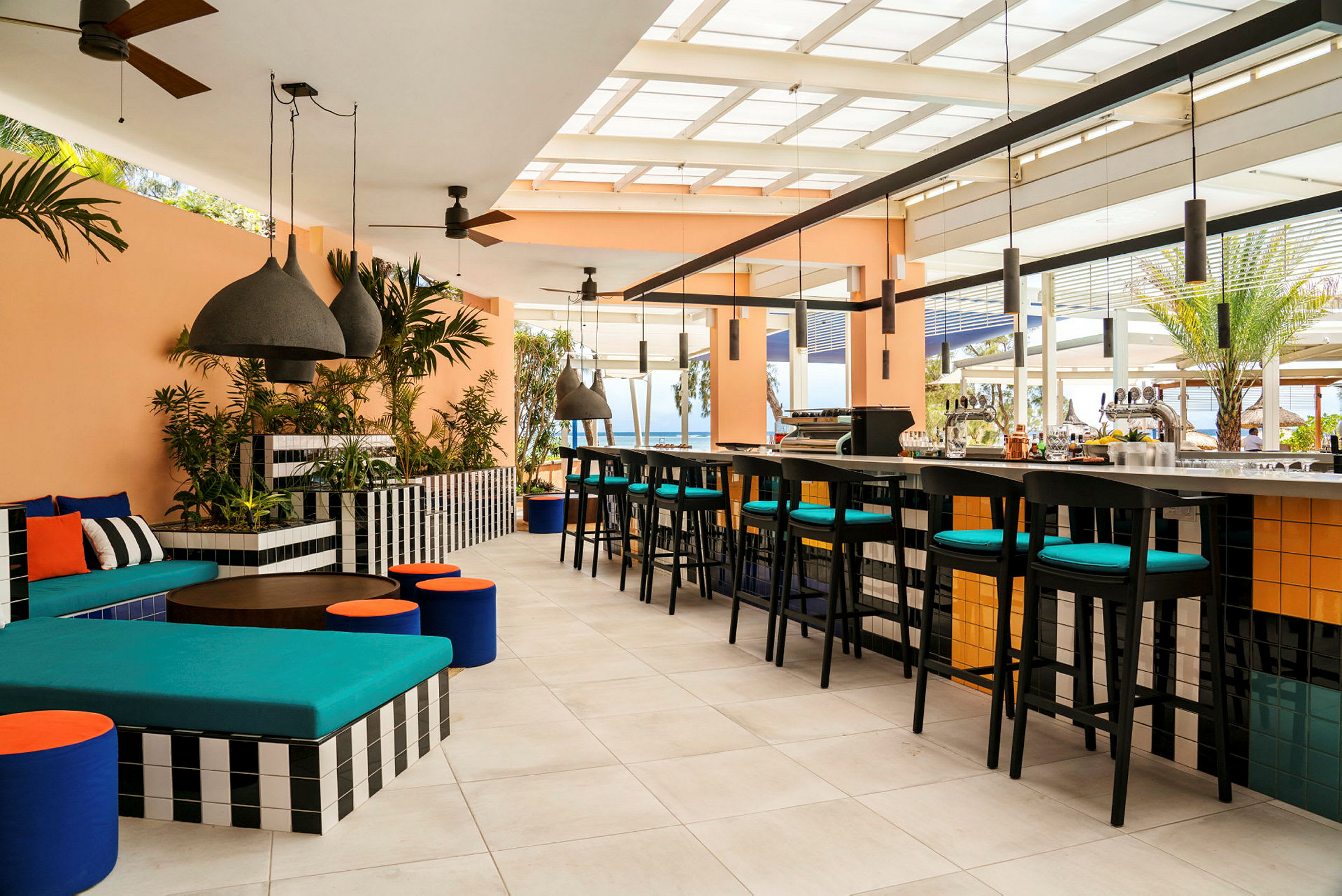 En modern bar med sittplatser och färgglad inredning. (AI-genererad text)