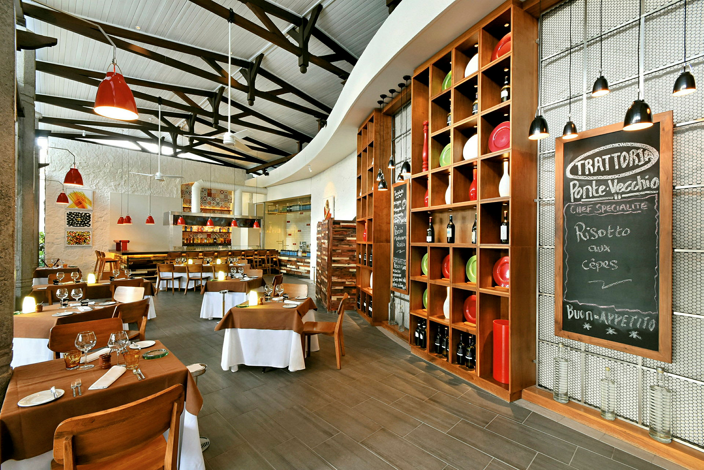 En restaurang med ett luftigt och elegant inredning. (AI-genererad text)