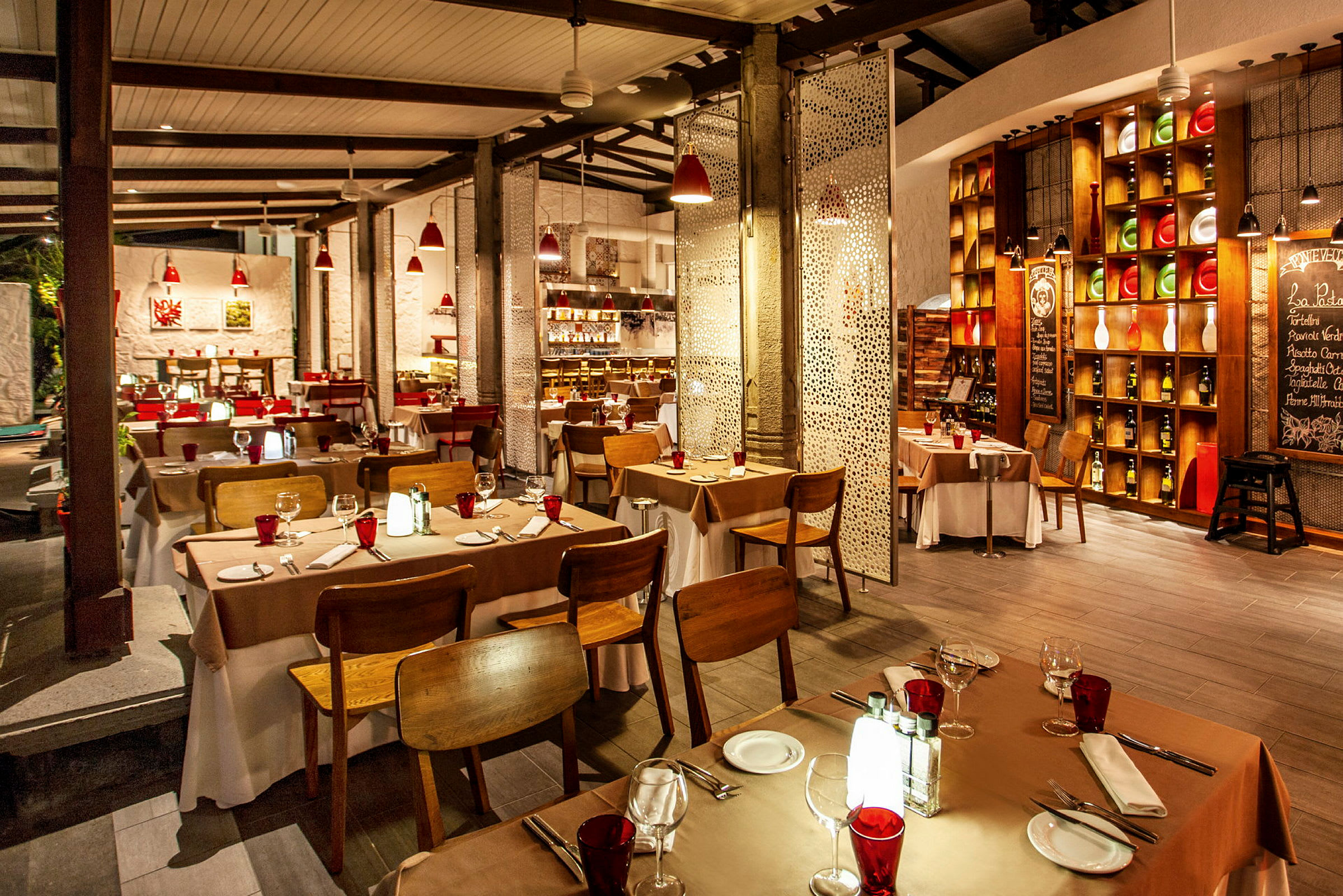 Interiör av en restaurang med dukade bord och elegant inredning. (AI-genererad text)