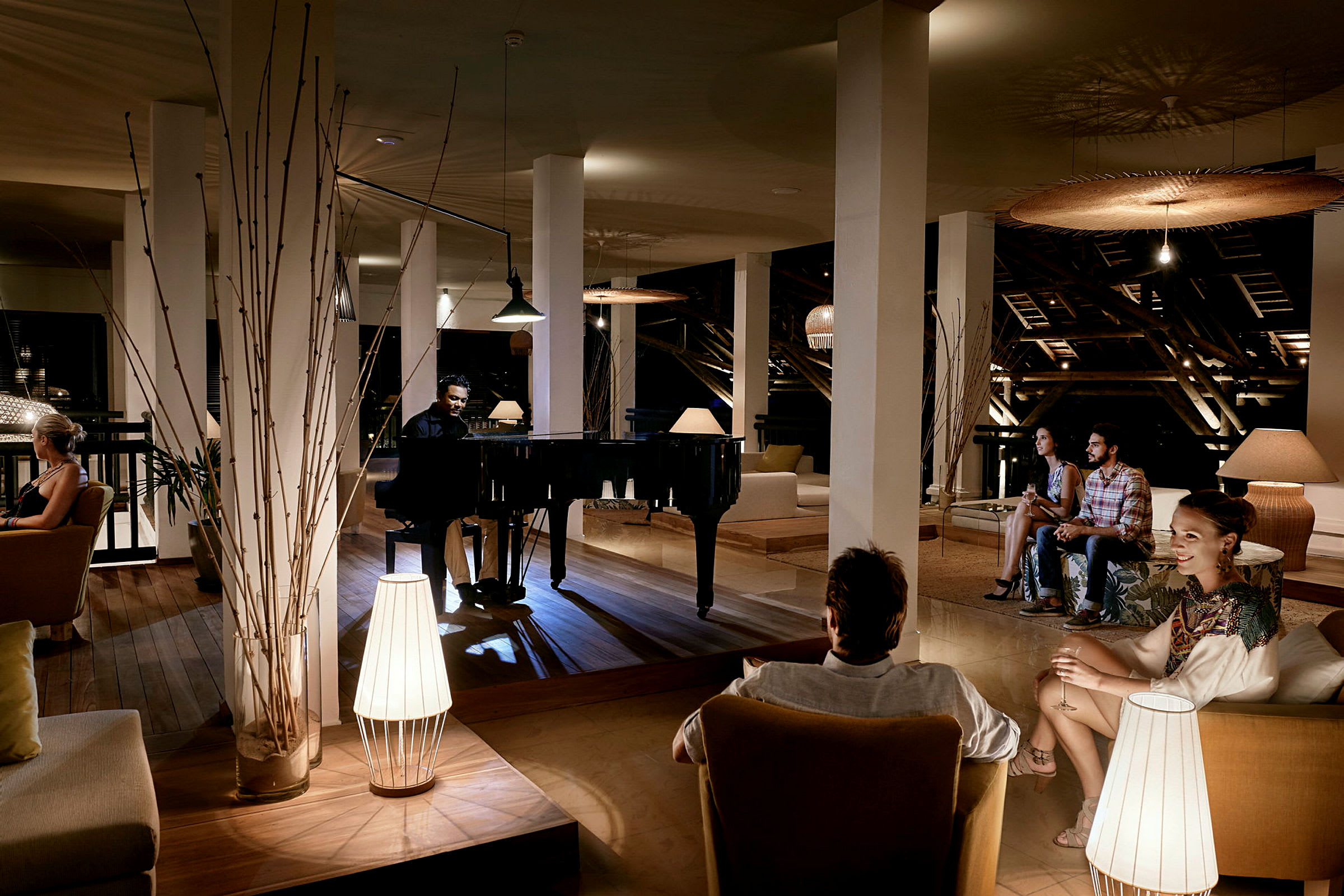 En elegant lounge med en flygel och sittplatser i dämpad belysning. (AI-genererad text)