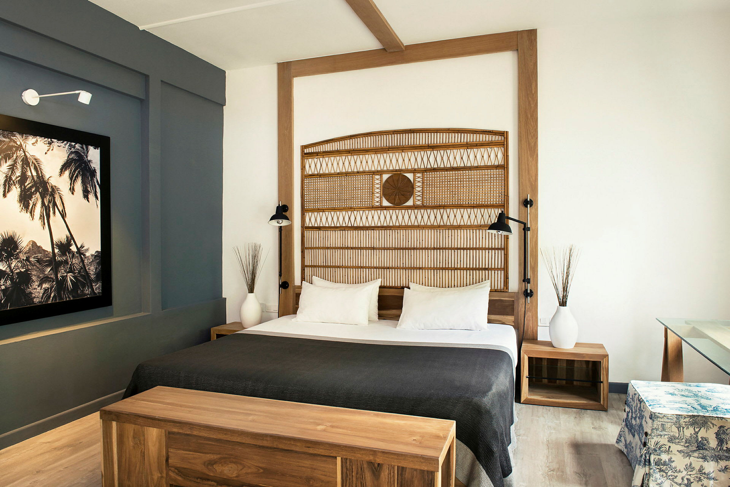 Ett hotellrum med en dubbelsäng, trämöbler och modern inredning. (AI-genererad text)