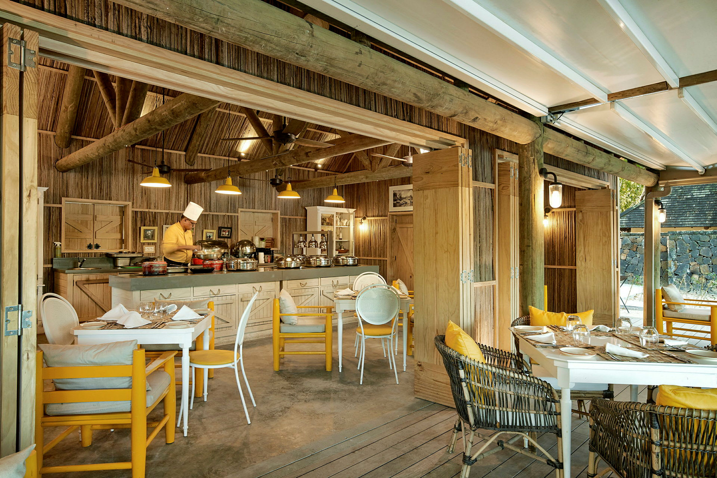En rustik restaurang med träinredning, dukade bord och serveringsdisk. (AI-genererad text)