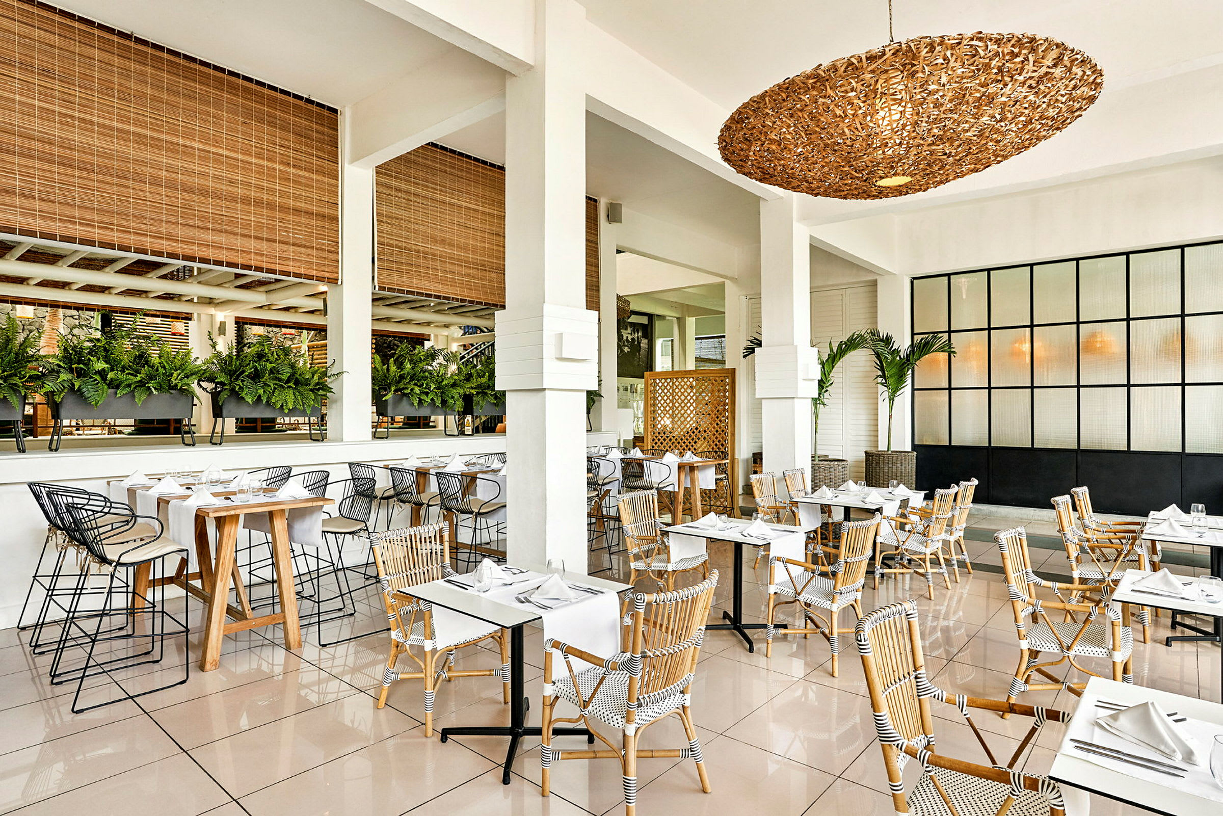 Restaurang med moderna inredningsdetaljer och dukade bord. (AI-genererad text)