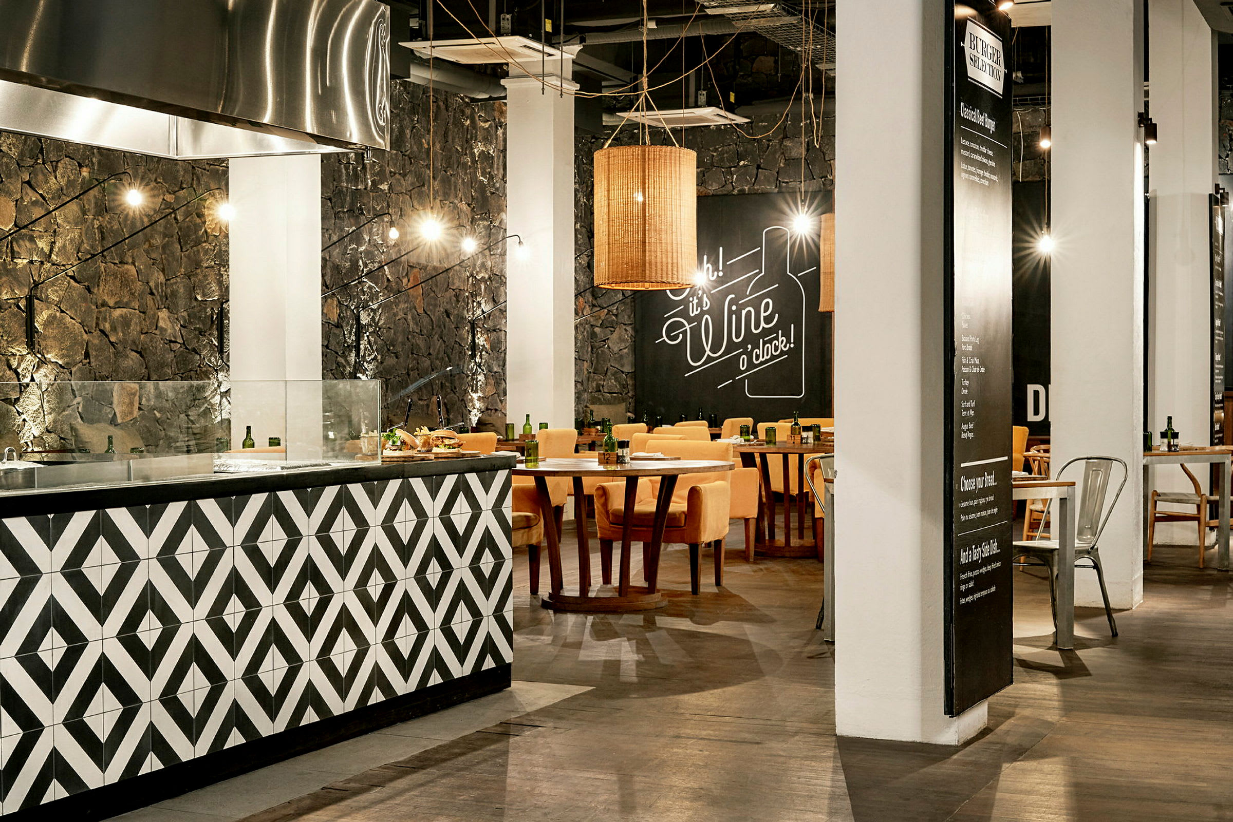 Interiören av en modern restaurang med dekorativ inredning, sittplatser och en serveringsdisk. (AI-genererad text)