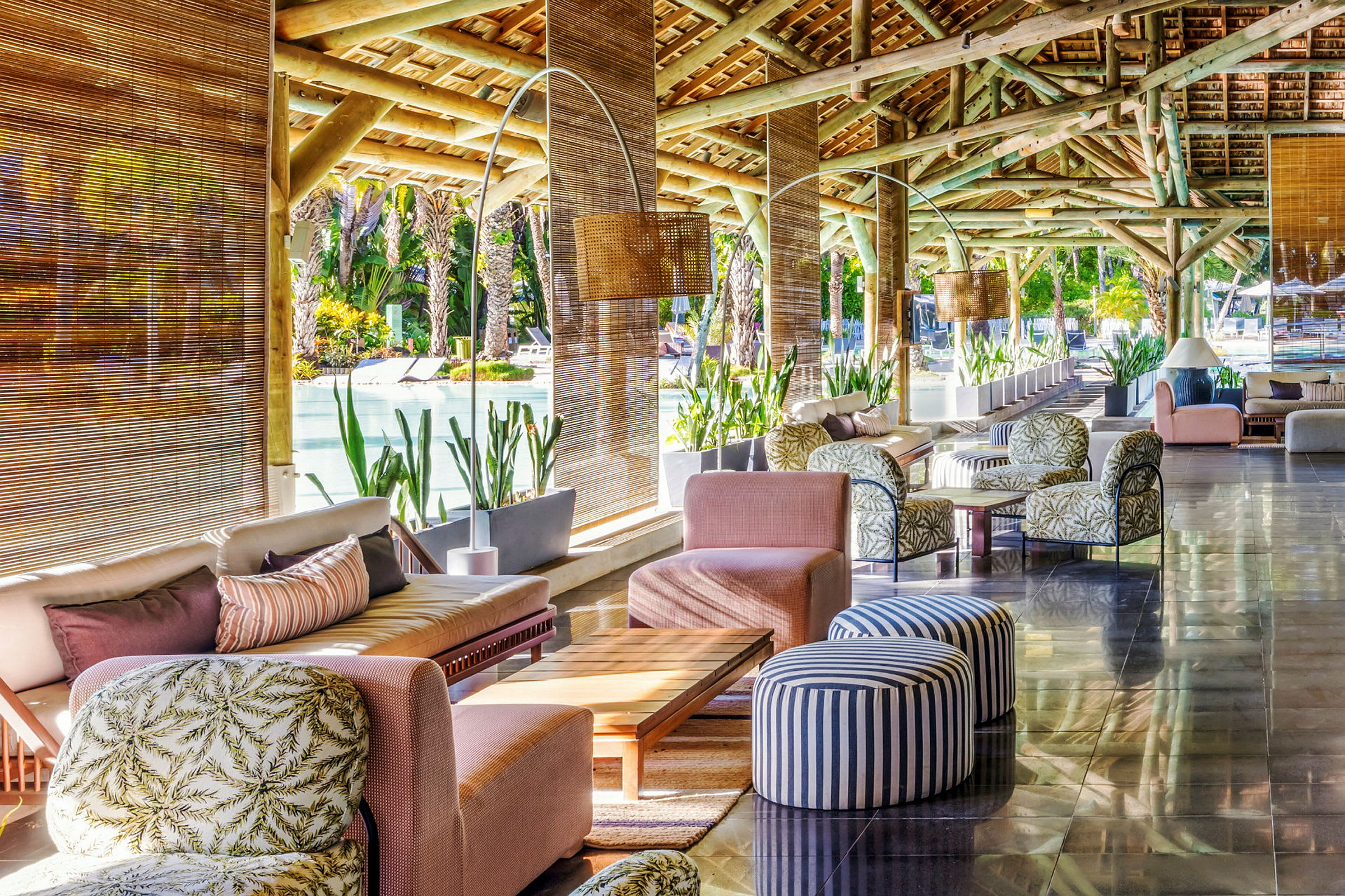 Avkopplande loungeområde med modern inredning och utsikt över en pool. (AI-genererad text)