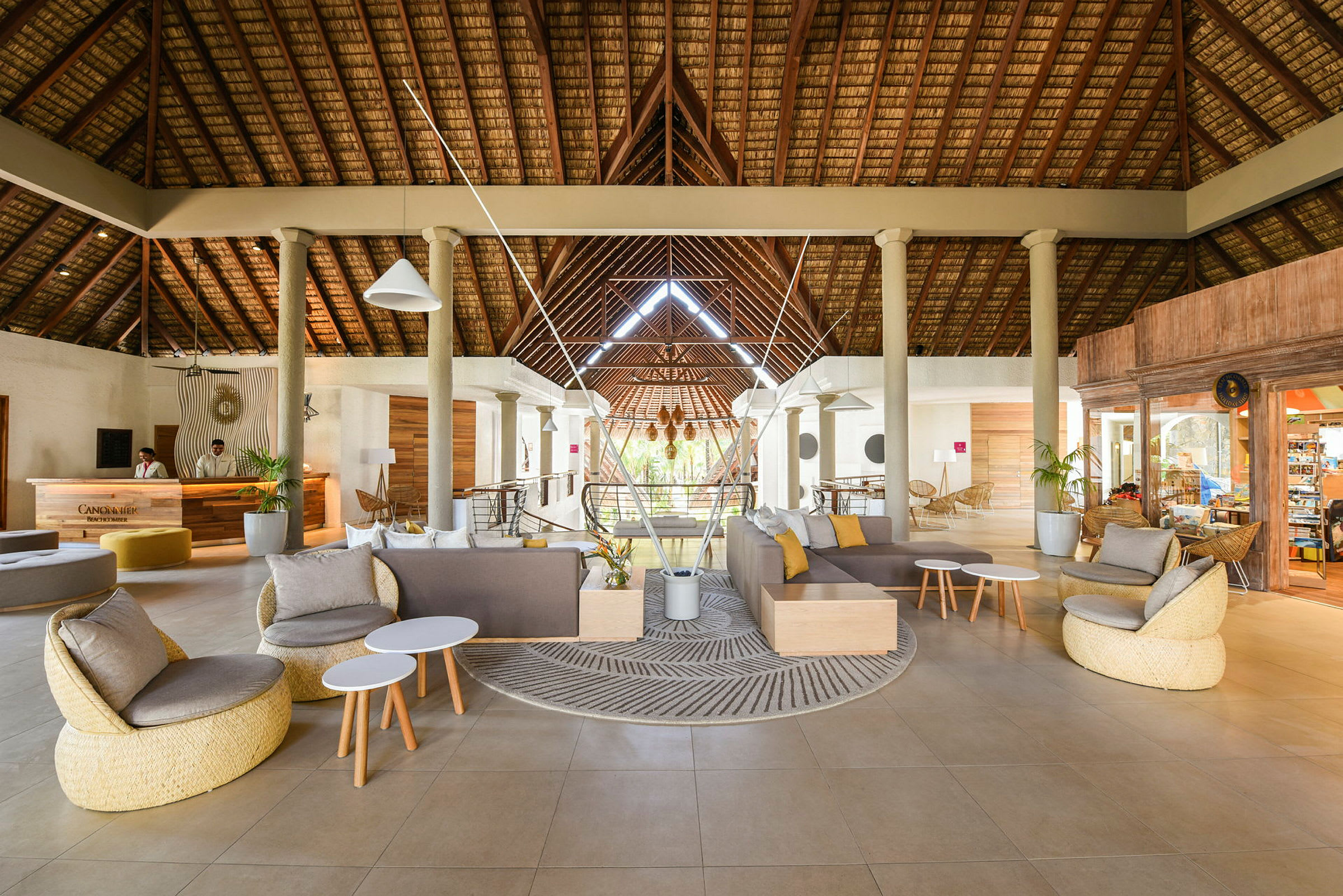 Hotellobby med sittplats och reception. (AI-genererad text)
