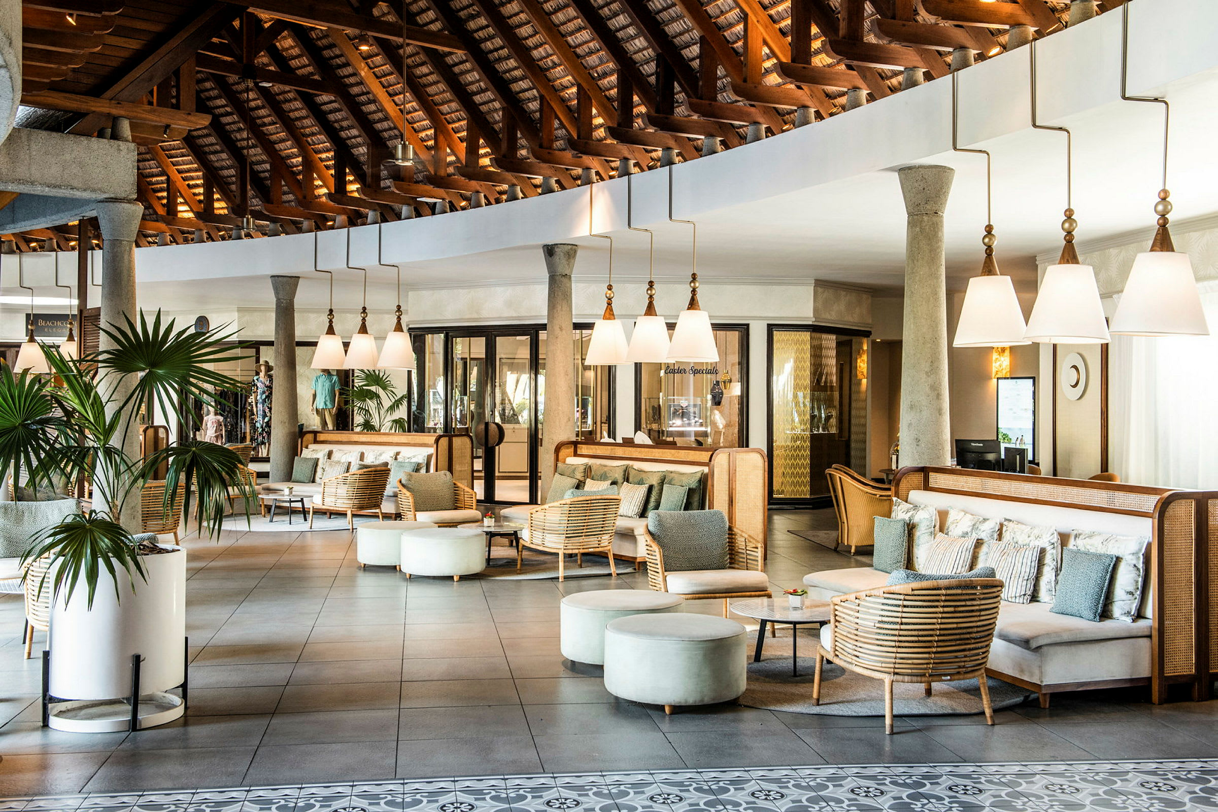 Hotellobby med sittgrupper och dekorativ belysning. (AI-genererad text)