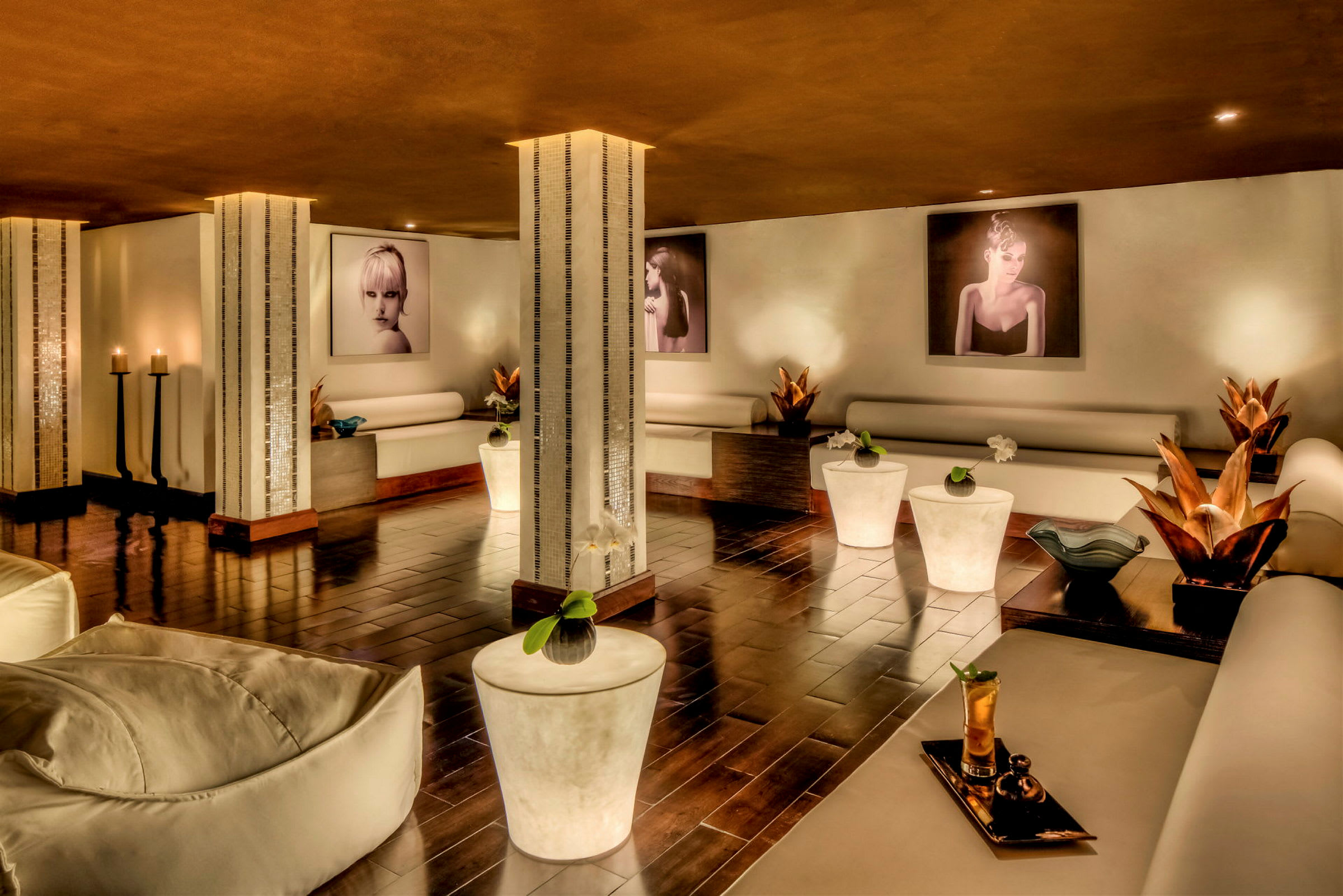 En elegant inredd lounge med vita möbler och dekorativa växter. (AI-genererad text)