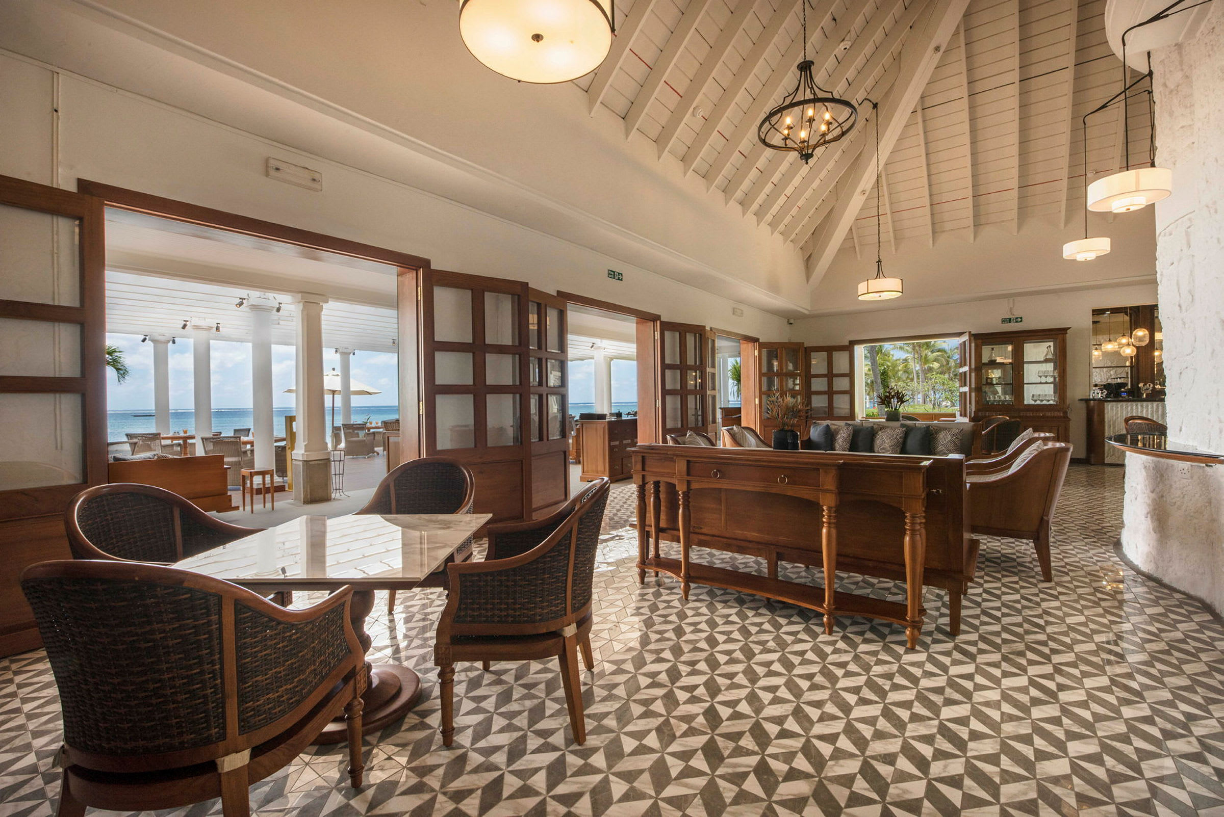 En elegant inredd inomhuslounge med utsikt mot havet. (AI-genererad text)