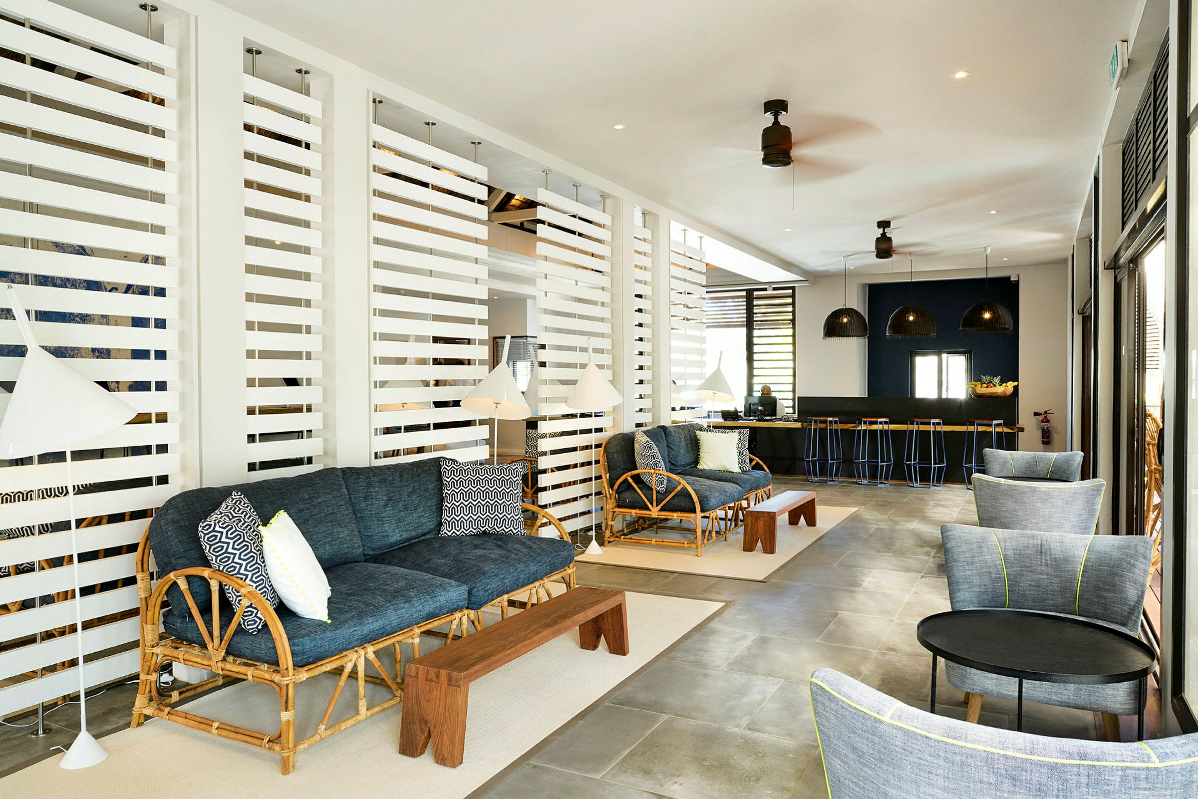 En lounge med soffor, belysning och en bar i bakgrunden. (AI-genererad text)