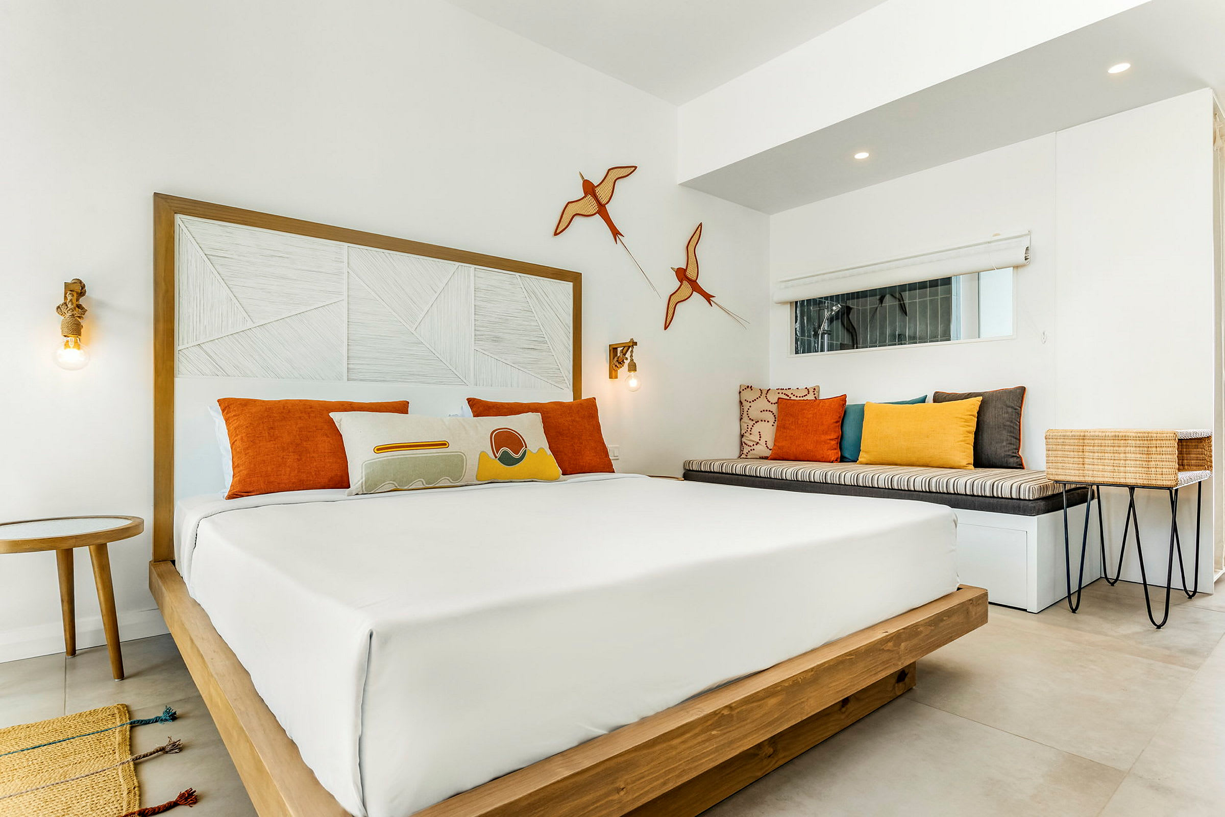 Modern hotellrum med dubbelsäng och färgglada kuddar. (AI-genererad text)