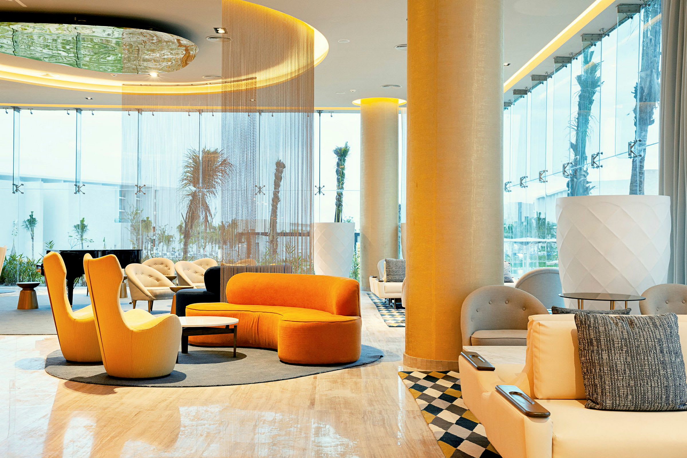 En modern hotellobby med bekväma sittmöbler, stora fönster och stilfull dekor. (AI-genererad text)