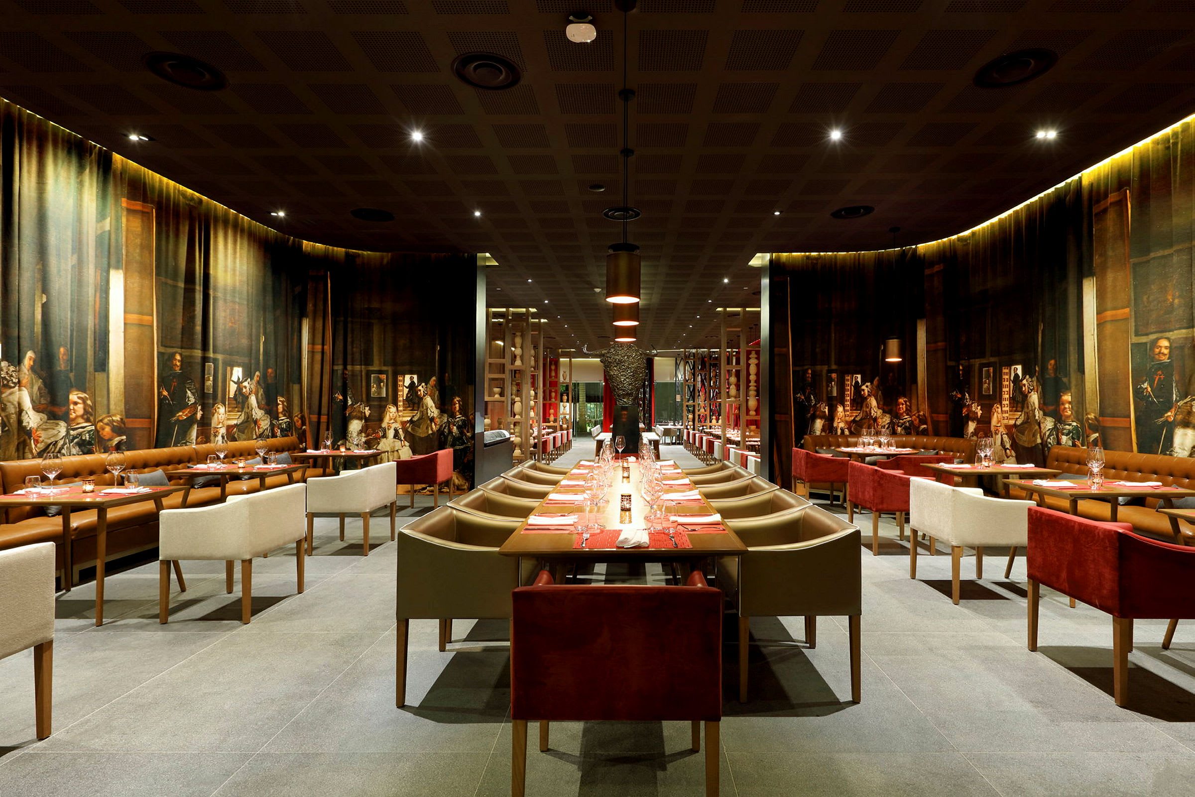 Elegant restaurang med dekorerade väggar och moderna möbler. (AI-genererad text)