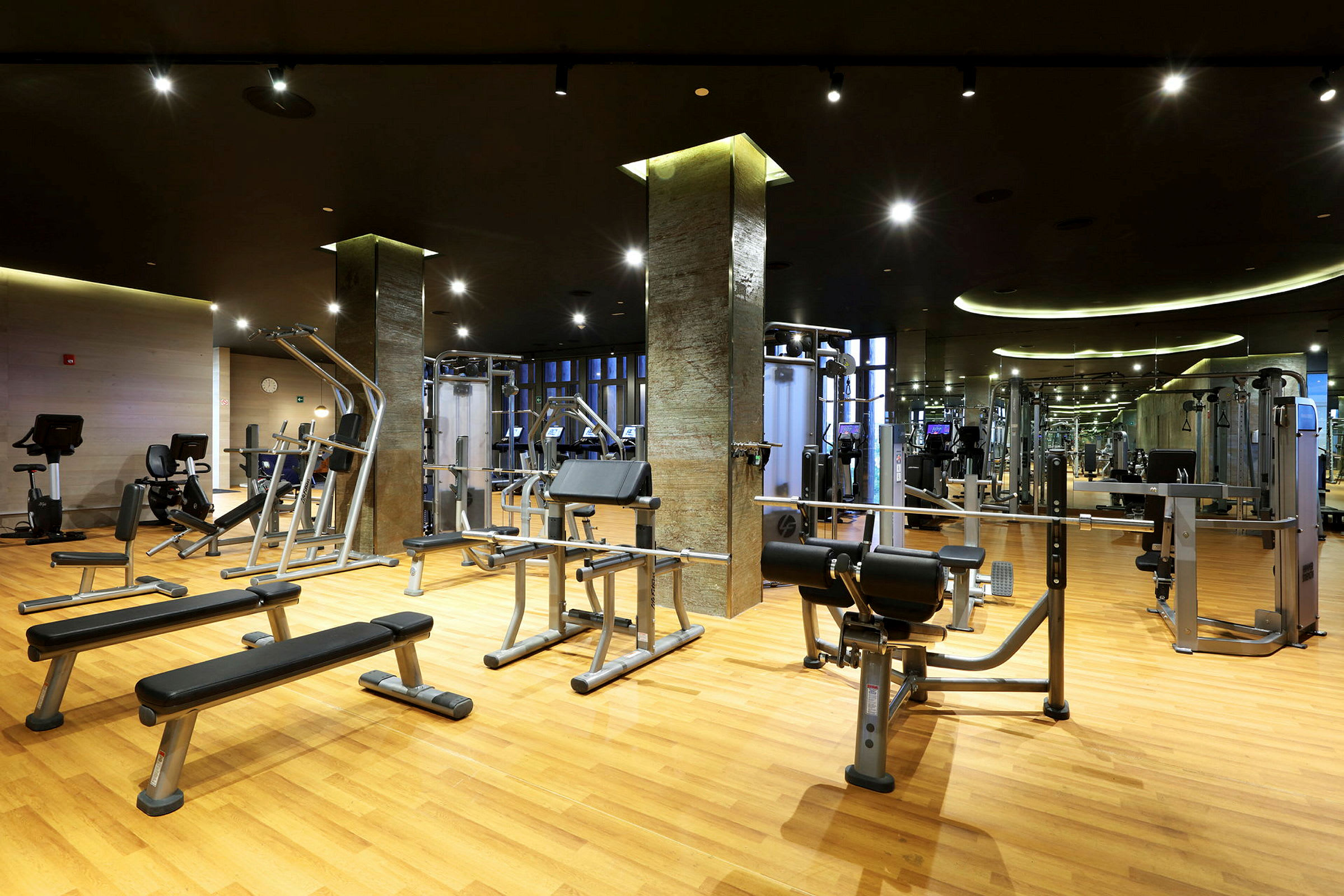 Gym med träningsutrustning och speglar. (AI-genererad text)