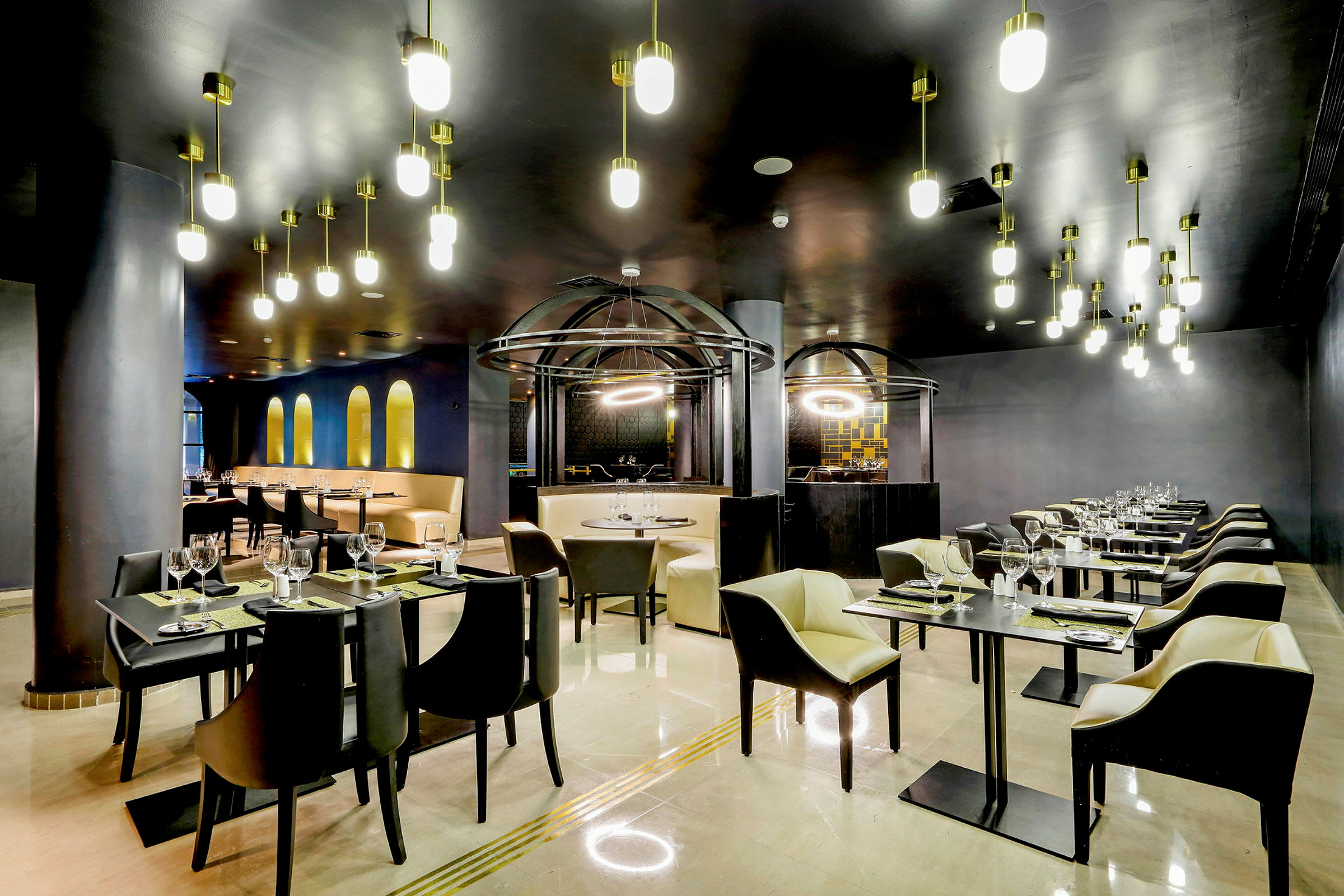En elegant inredd restaurang med moderna lampor, dukade bord och stolar. (AI-genererad text)