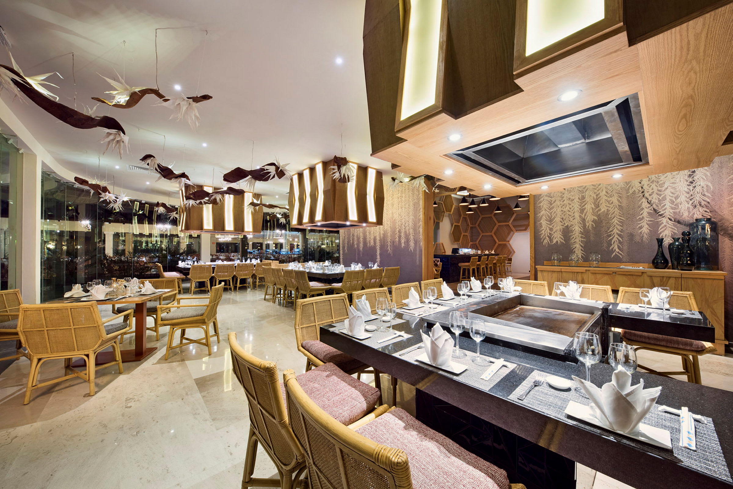 Bild av en elegant restaurang med dukade bord, moderna trädetaljer och dekorativ belysning. (AI-genererad text)