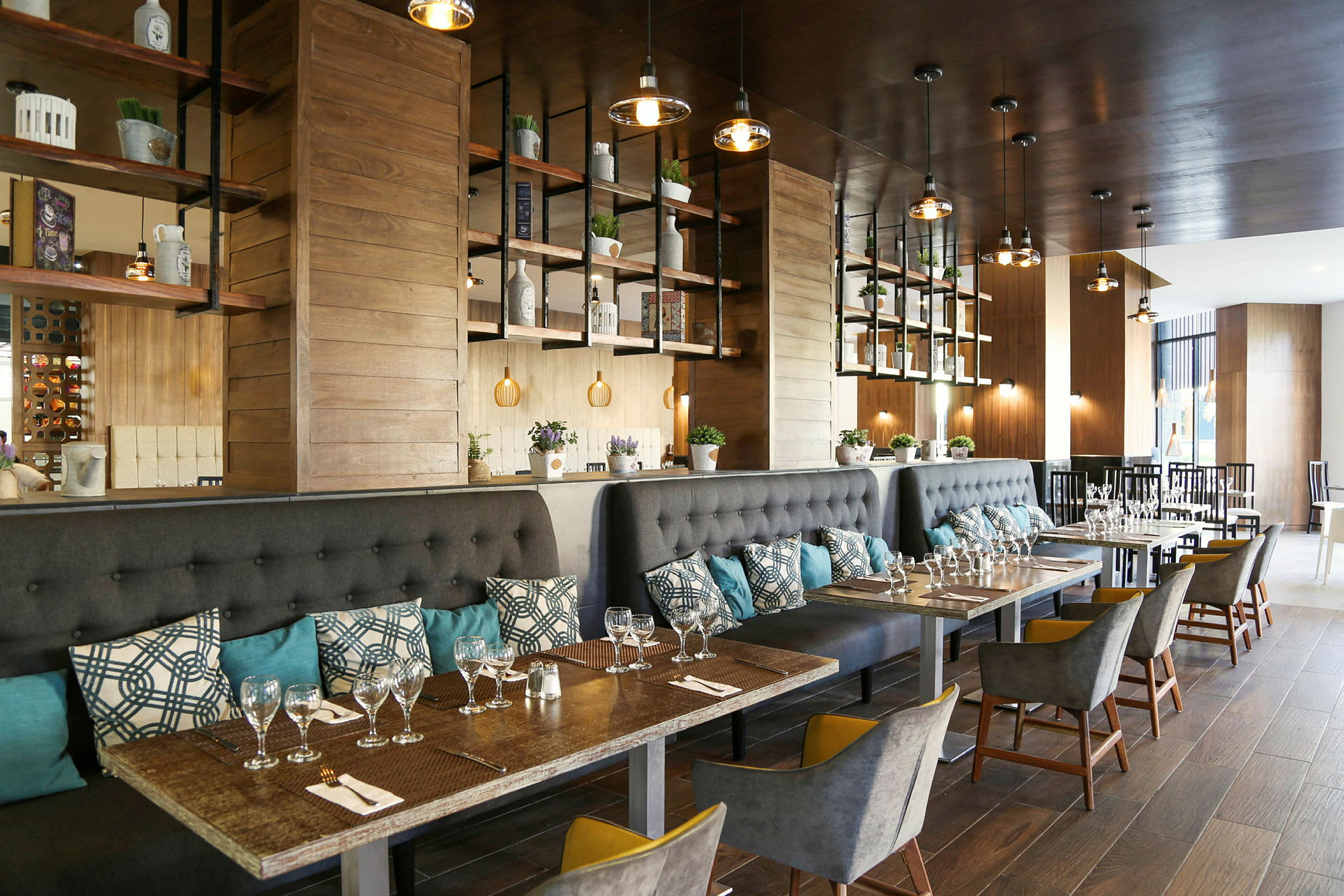 Interiörbild av en elegant restaurang med snygg belysning och modern inredning. (AI-genererad text)