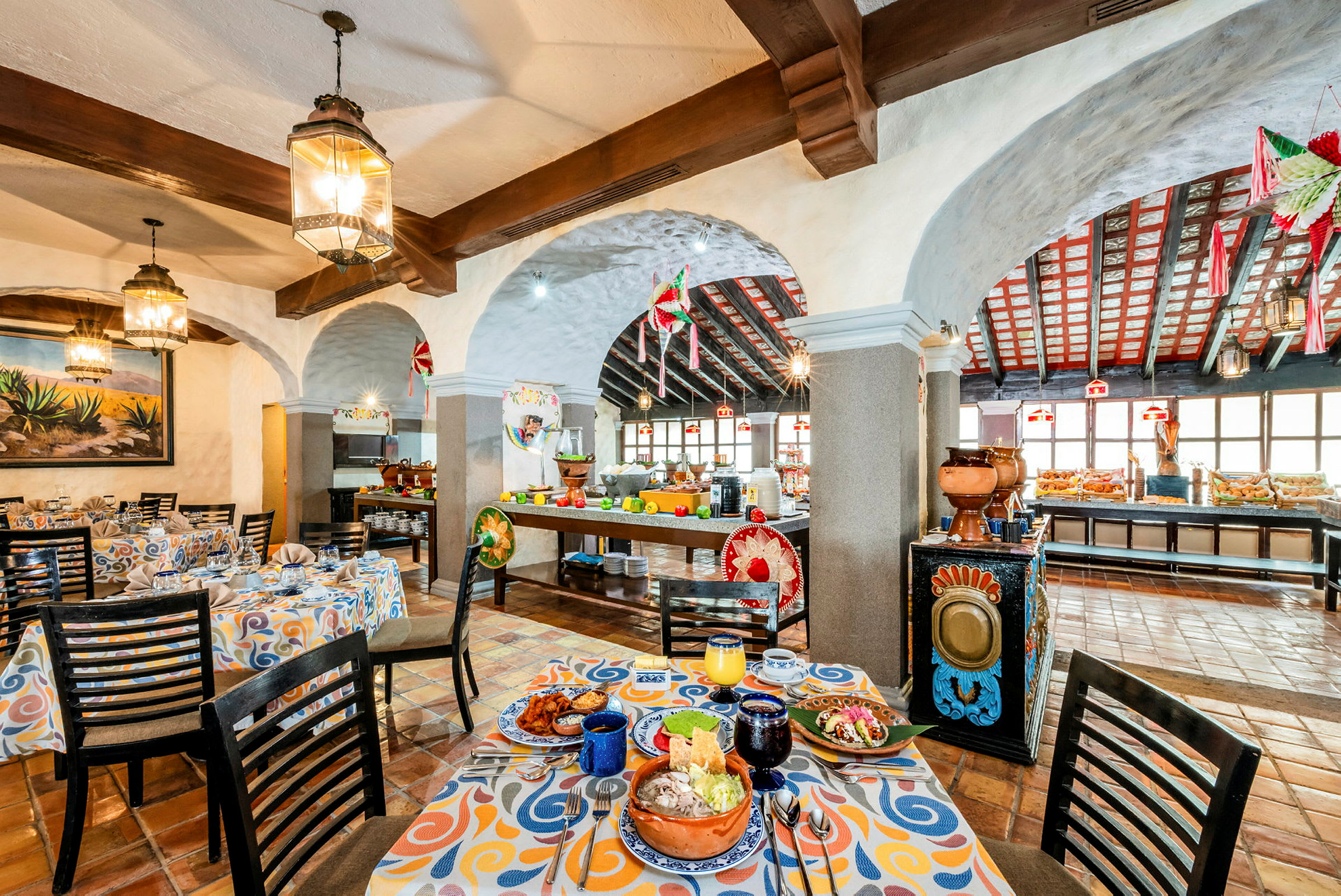 Bild av en färgglatt dekorerad restaurang med matbord och en självbetjäningsbuffé. (AI-genererad text)