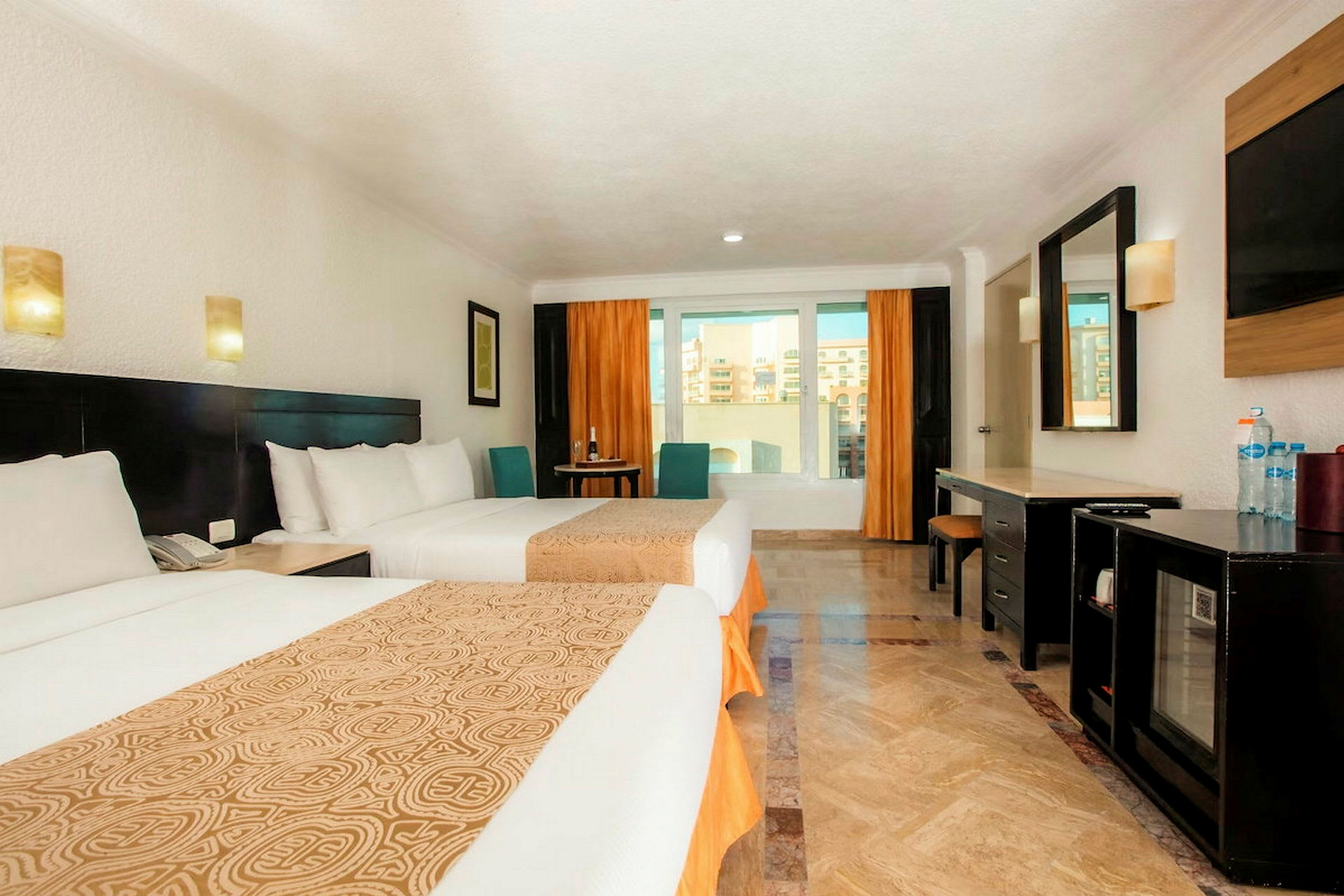 Hotellrum med två sängar, skrivbord, tv och fönster med utsikt. (AI-genererad text)
