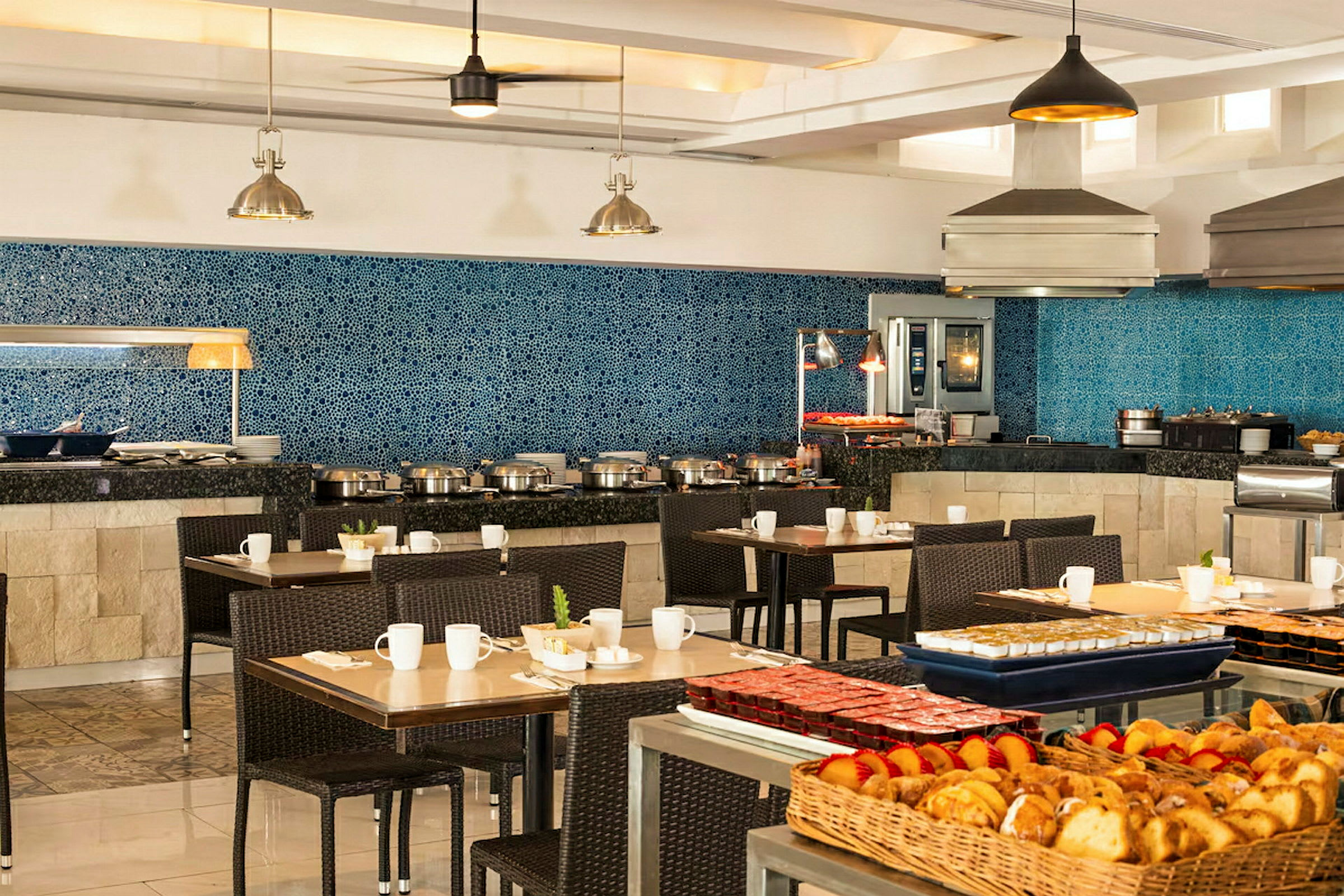 En restaurang med bufféservering och flera bord klara för gäster. (AI-genererad text)