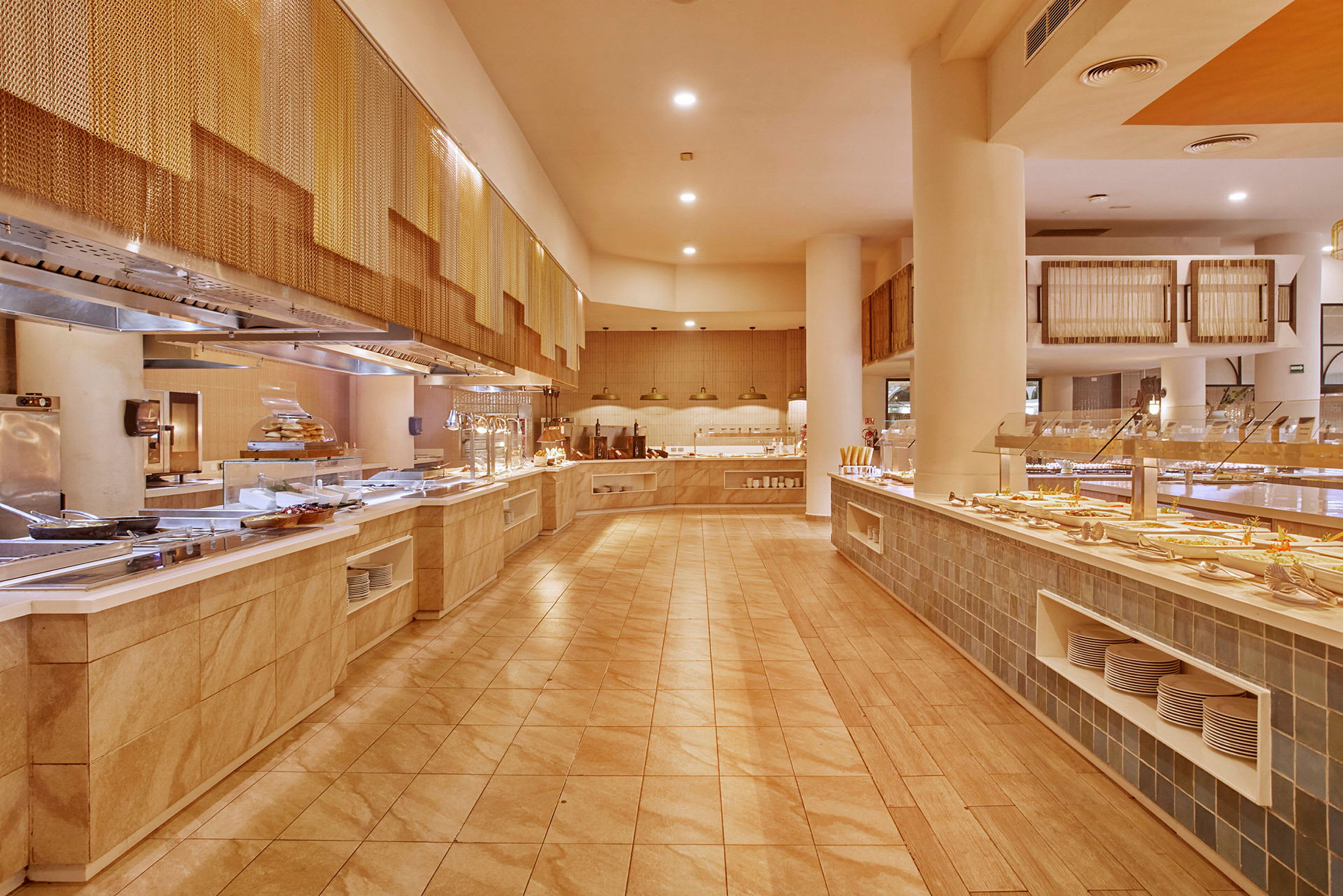 En rymlig och välbelyst bufférestaurang med moderna faciliteter. (AI-genererad text)