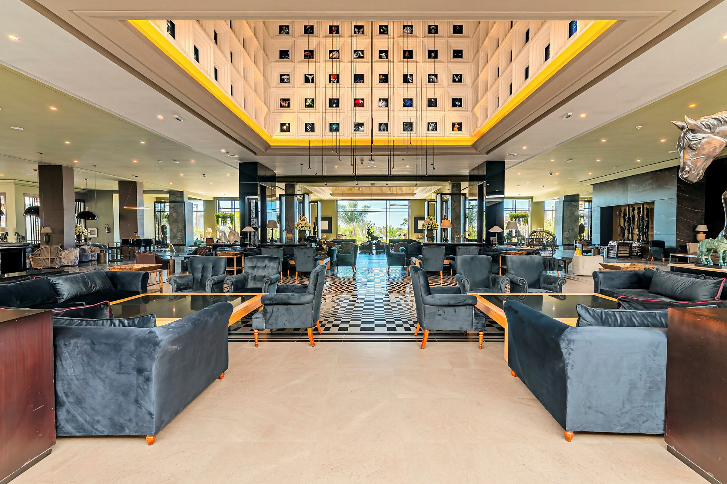 Modern hotellobby med stylade sittgrupper och dekorativ inredning. (AI-genererad text)