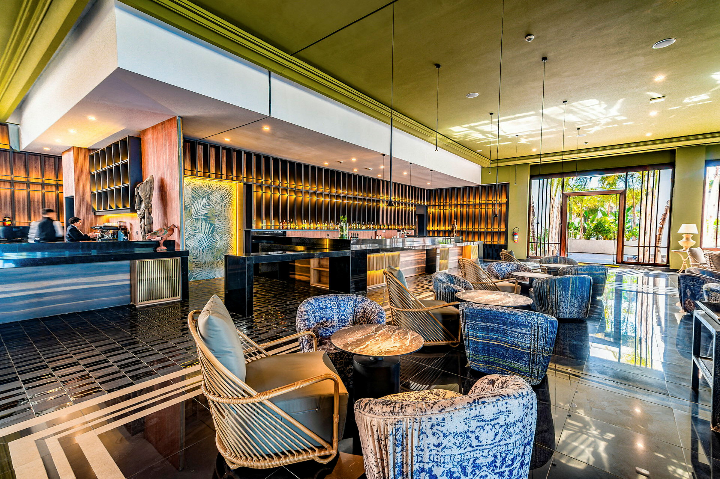 Hotellounge med sittplatser och ljus inredning. (AI-genererad text)