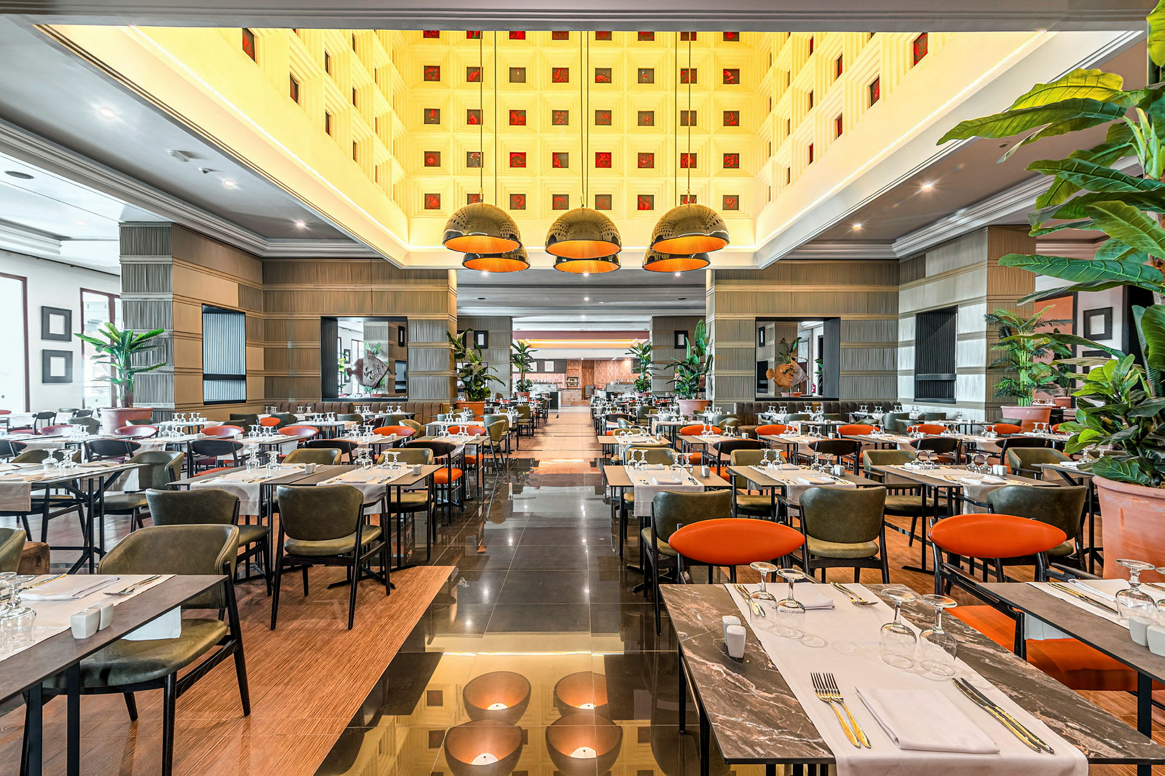 Bild av en restaurang med dukade bord, stolar och en modern inredning. (AI-genererad text)