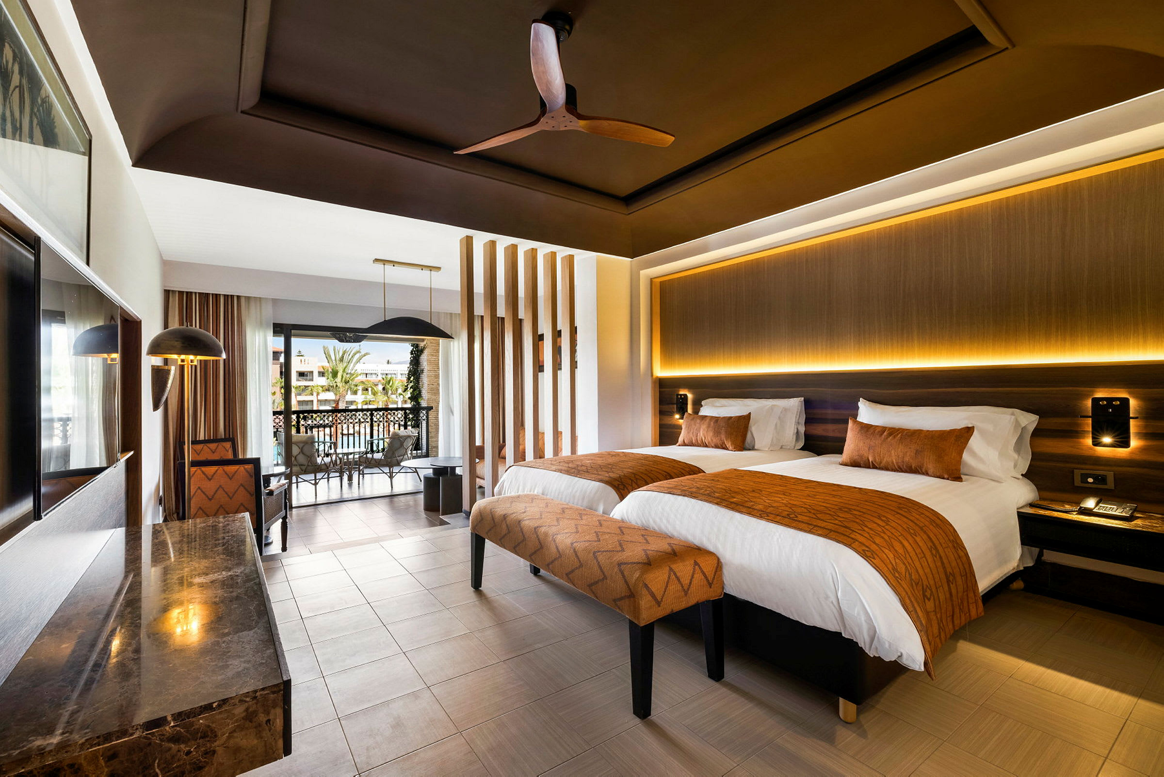 Ett hotellrum med två beds, modern inredning och utsikt mot en terrass. (AI-genererad text)
