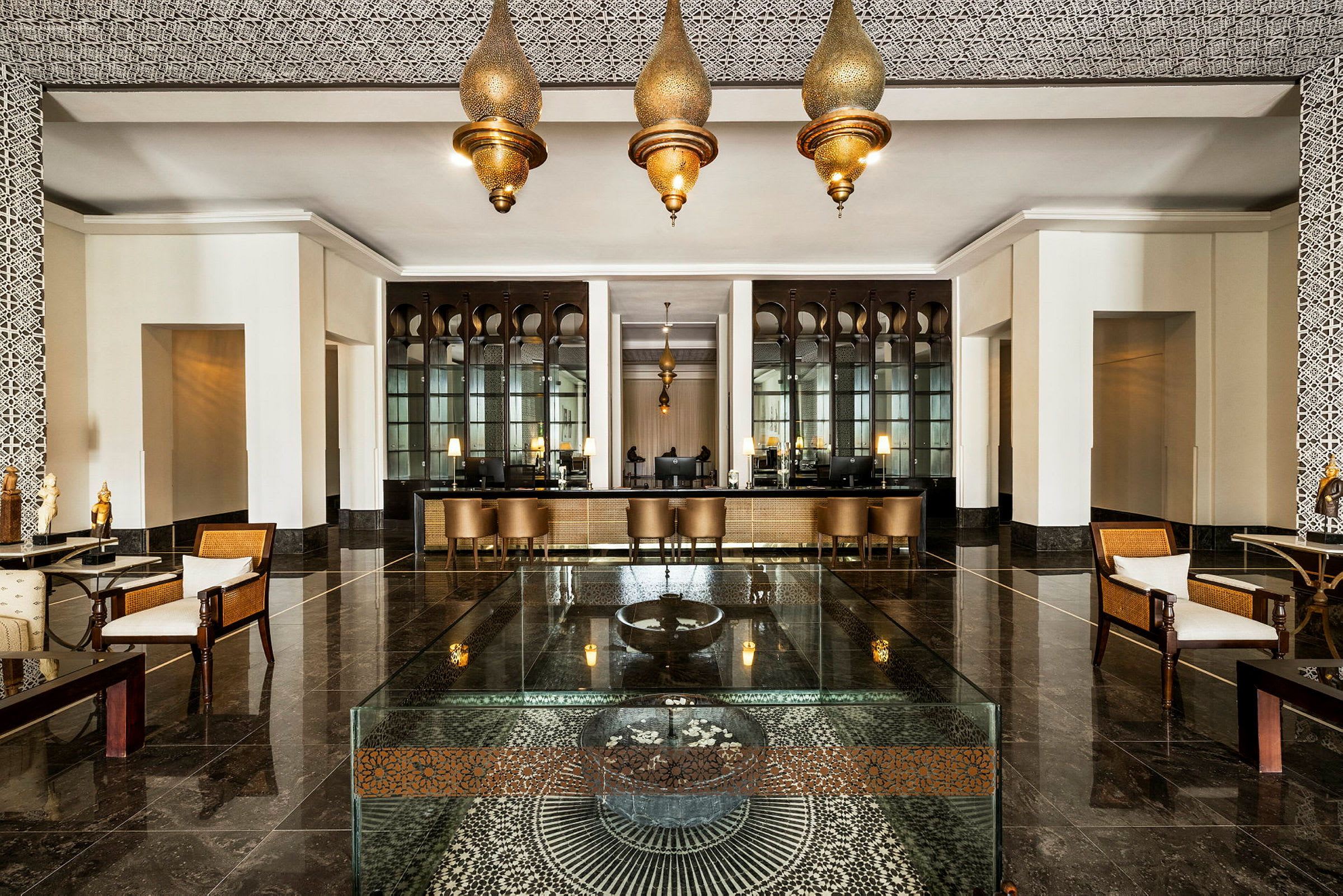Hotellets lobby med elegant inredning, sittplatser och en receptionsdisk i bakgrunden. (AI-genererad text)