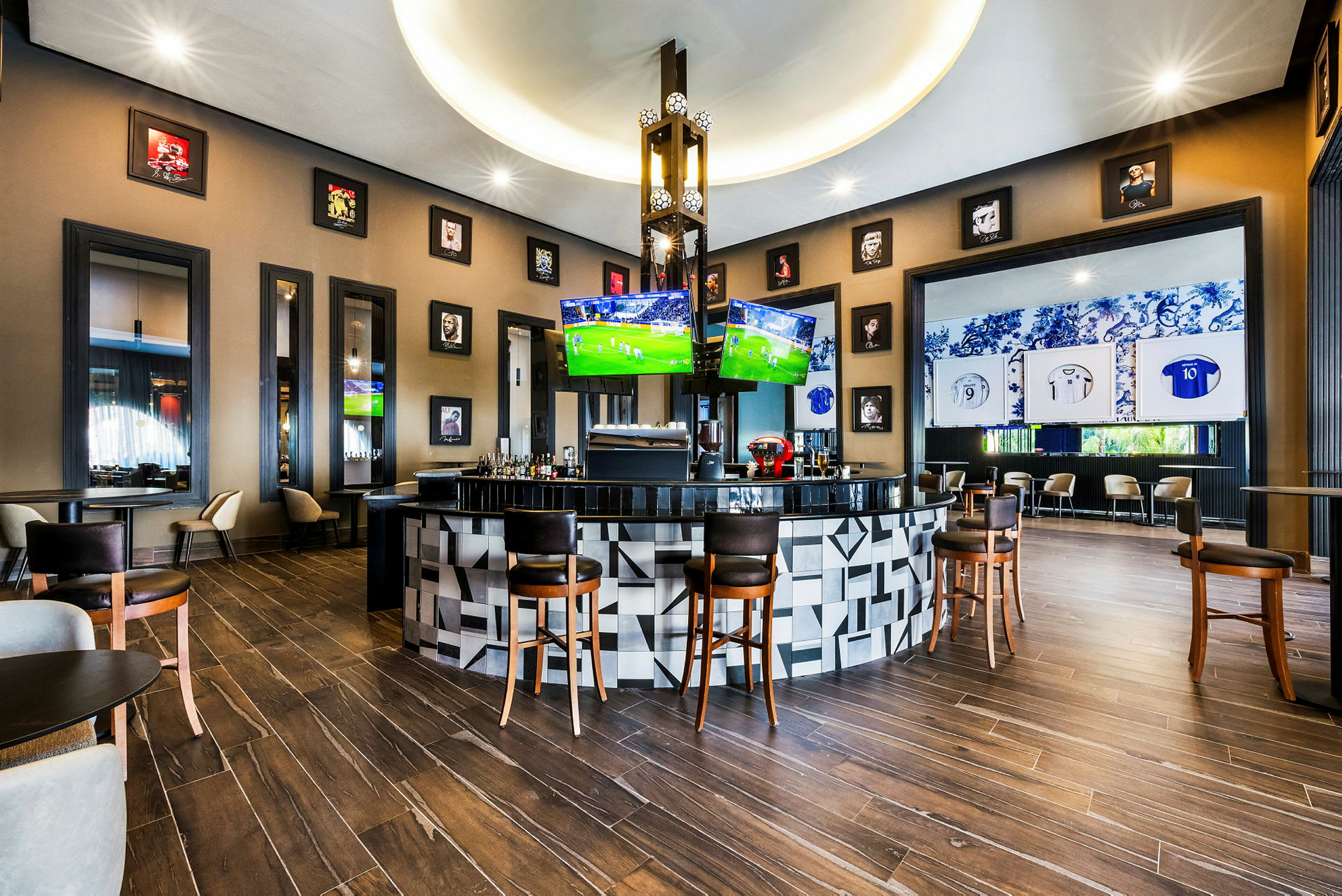 En elegant bar med sporttemadekor och fyra TV-skärmar som visar matcher. (AI-genererad text)
