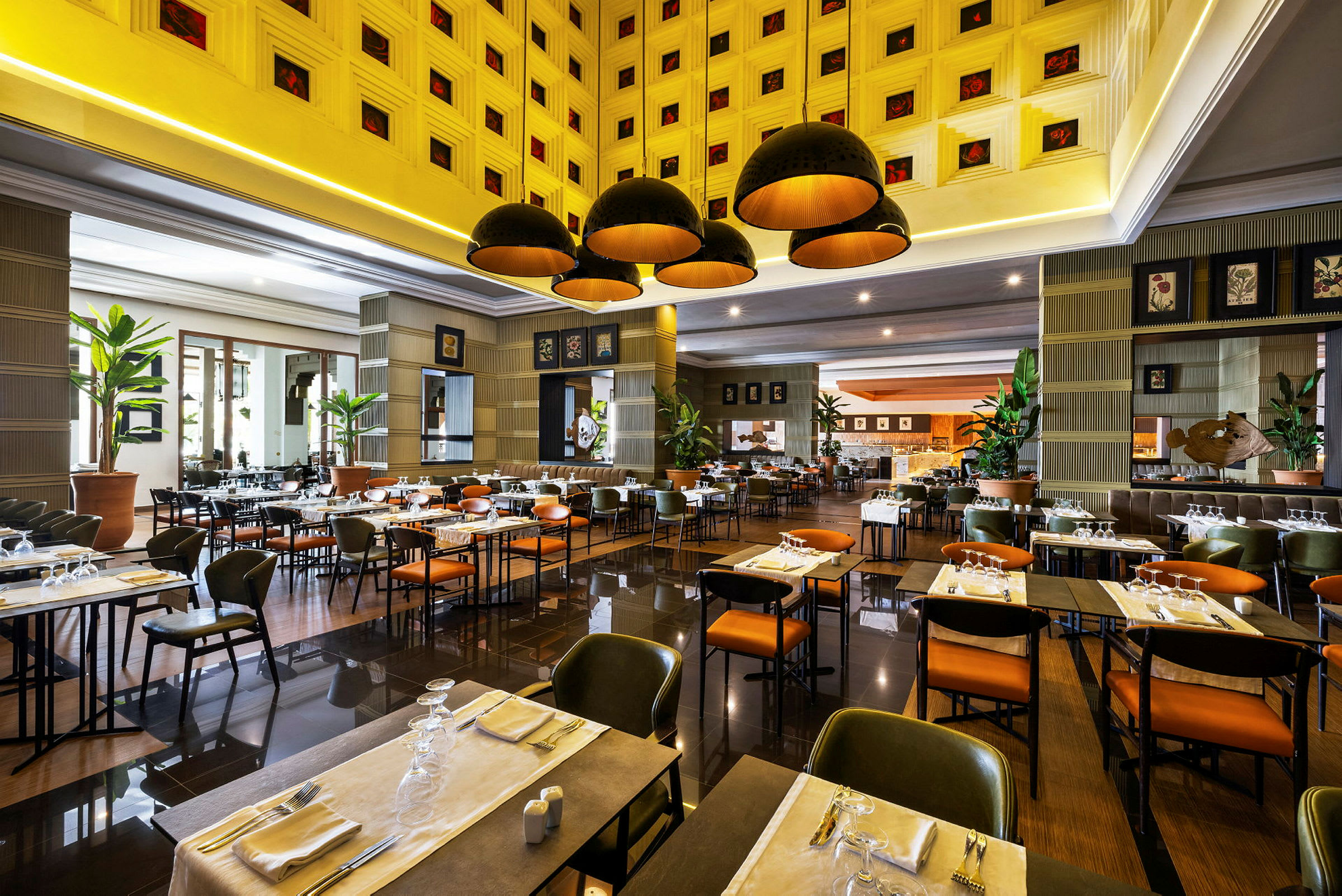 Elegant restaurang med dukade bord och modern inredning. (AI-genererad text)