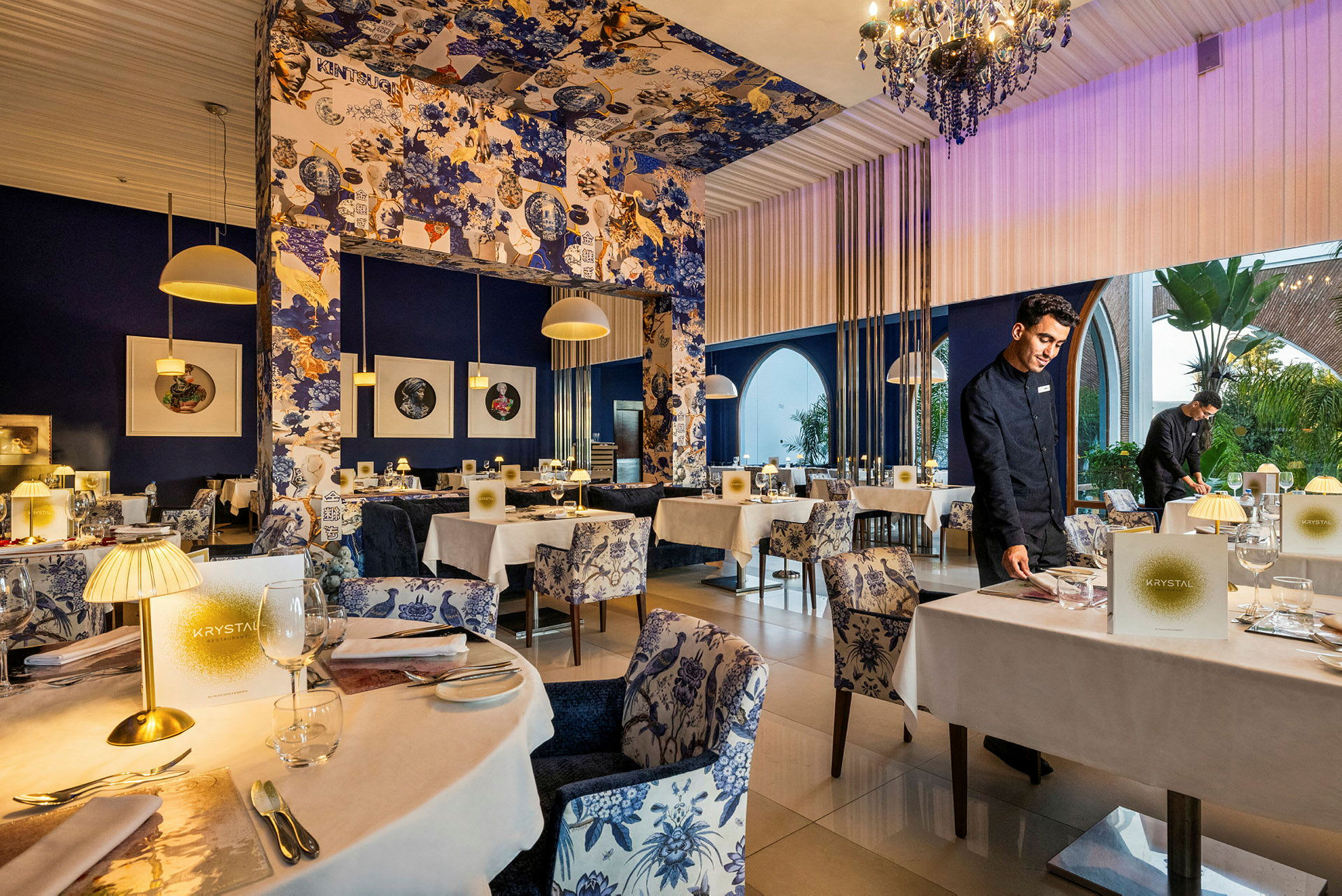 En elegant restaurang med stilfulla inredningsdetaljer och dukade bord. (AI-genererad text)