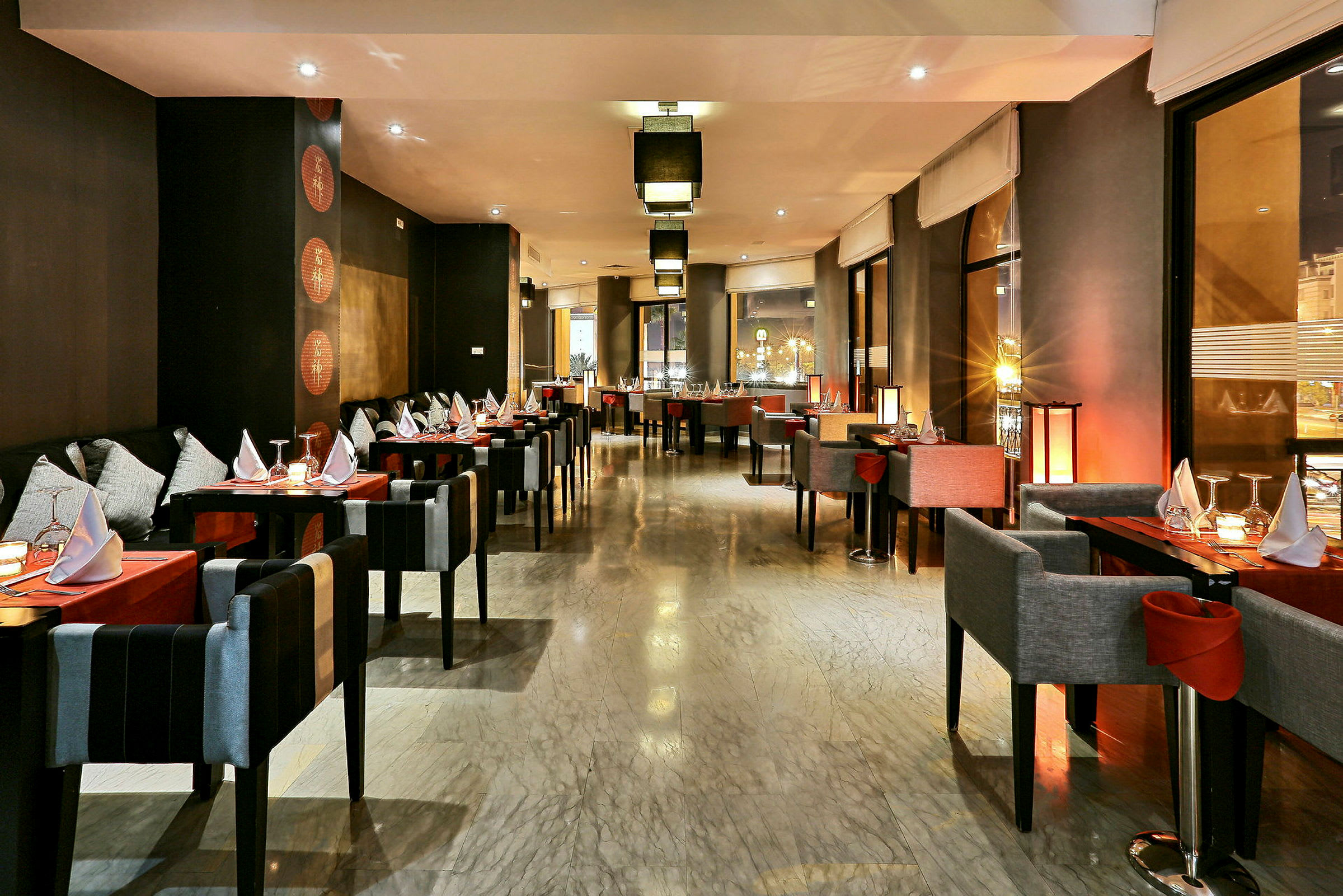 Restaurang med moderna möbler och uppdukade bord. (AI-genererad text)