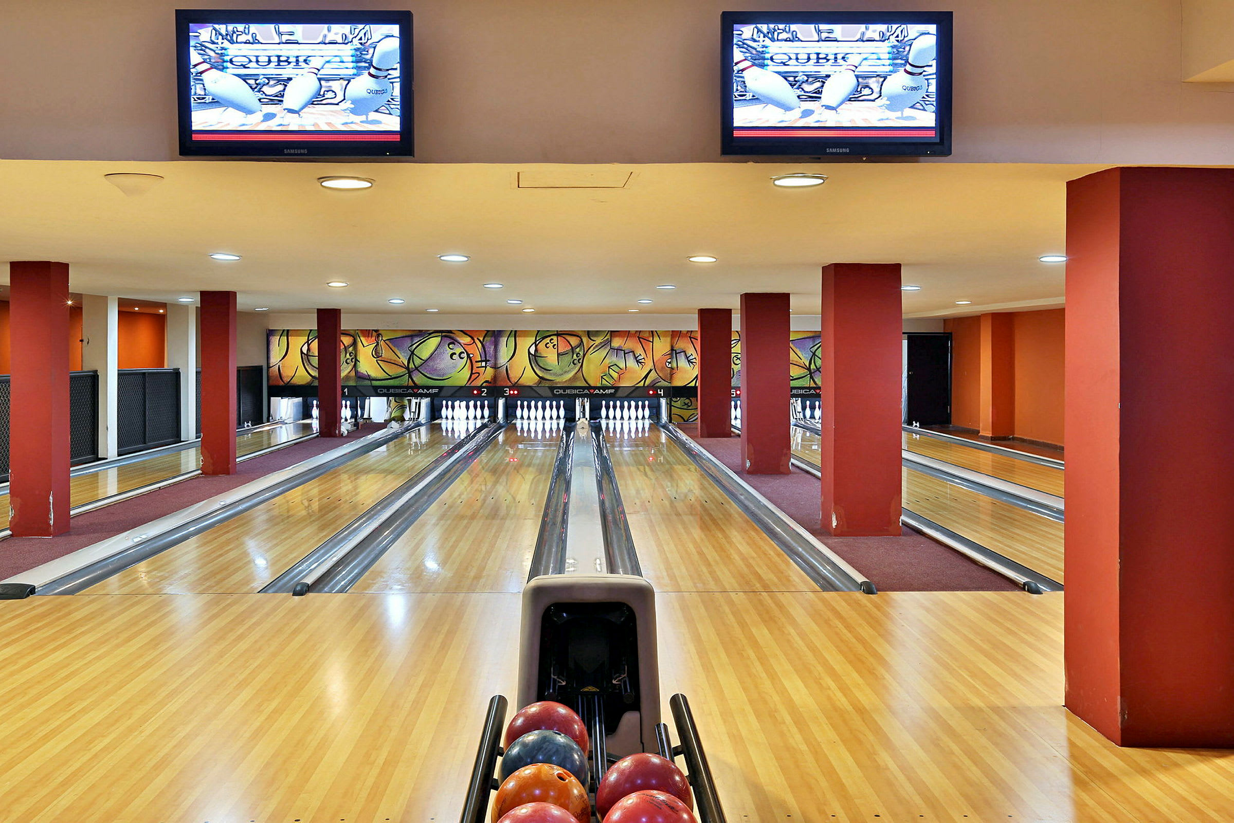En bowlinghall med flera banor och färgglada bowlingklot. (AI-genererad text)
